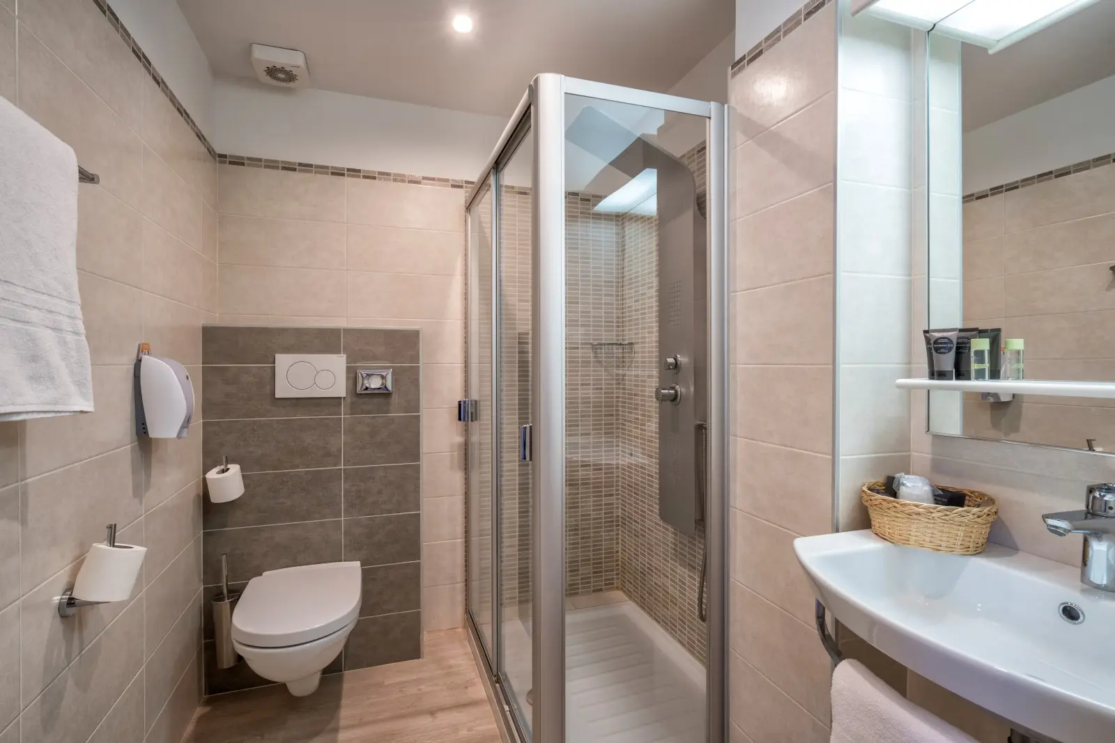Everest Hotel, Room