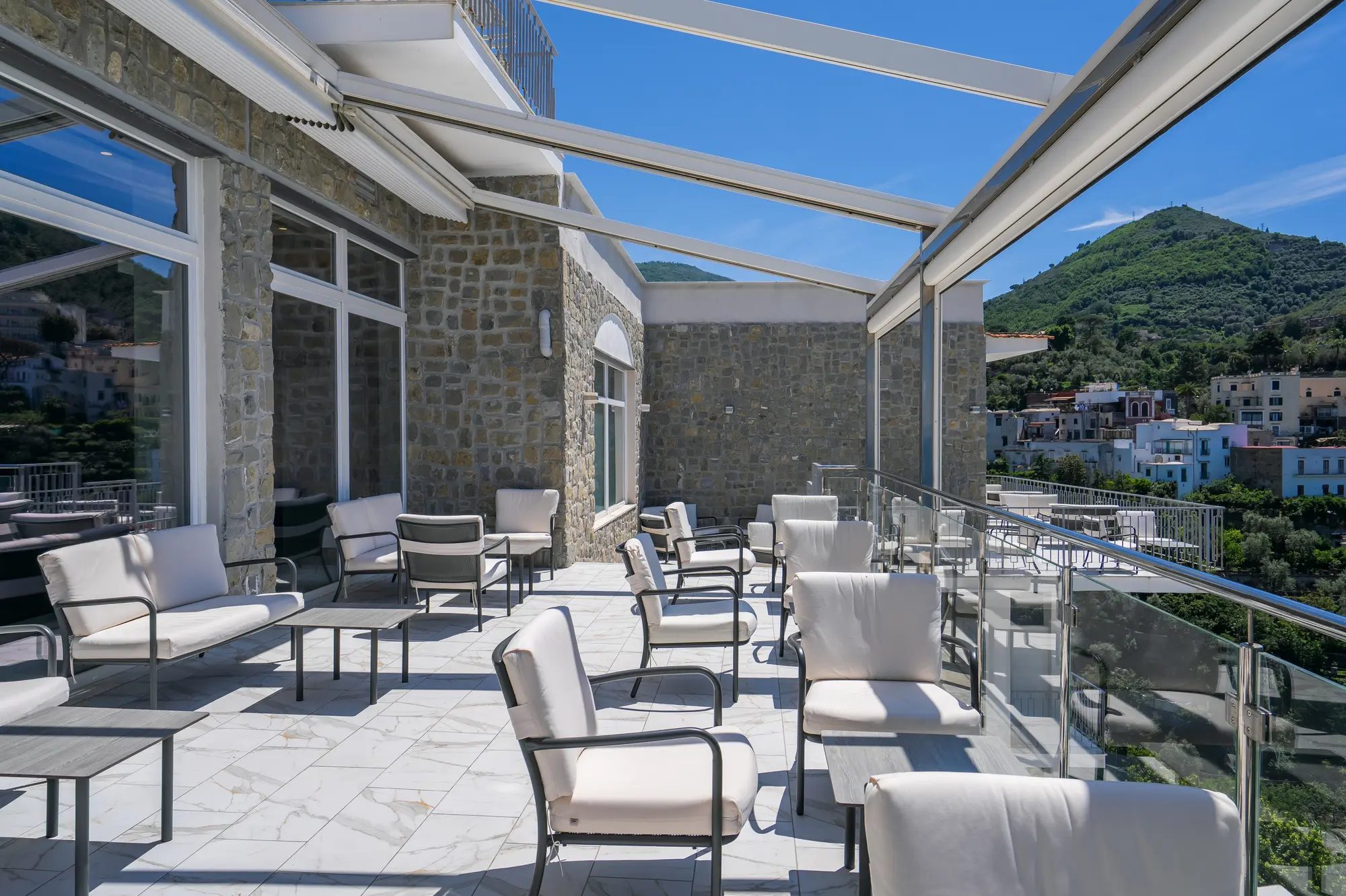 Mary Hotel, Bar