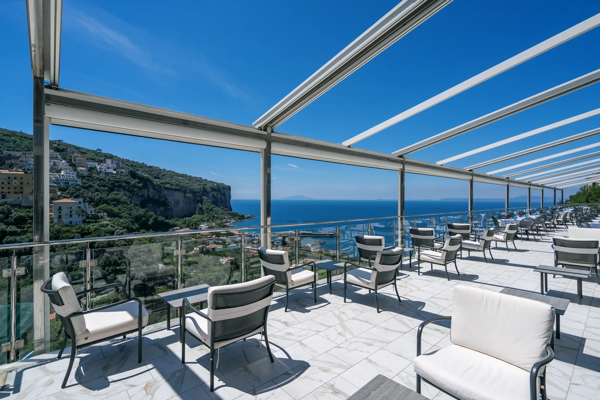 Mary Hotel, Bar