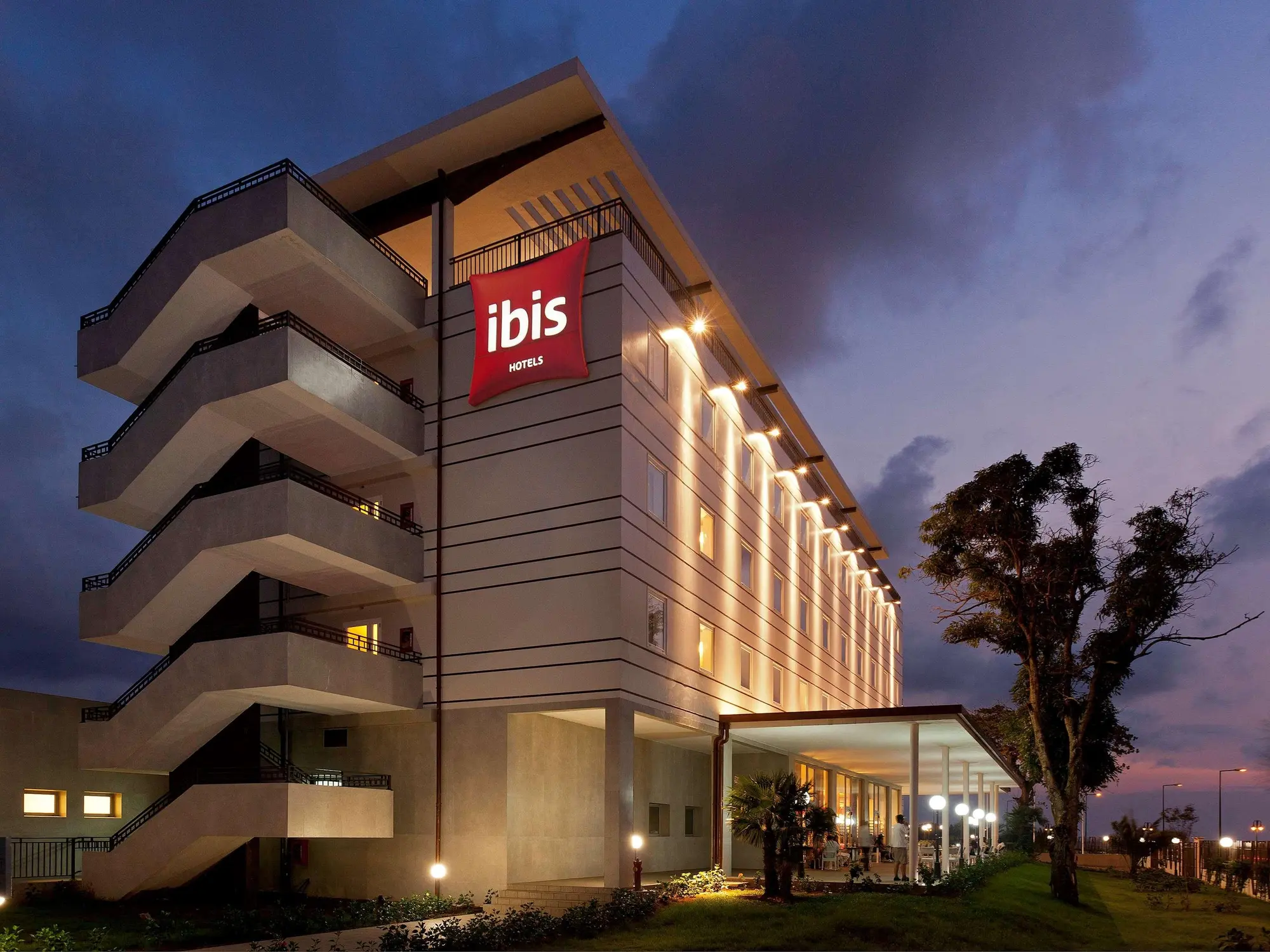 Ibis Bata, General view