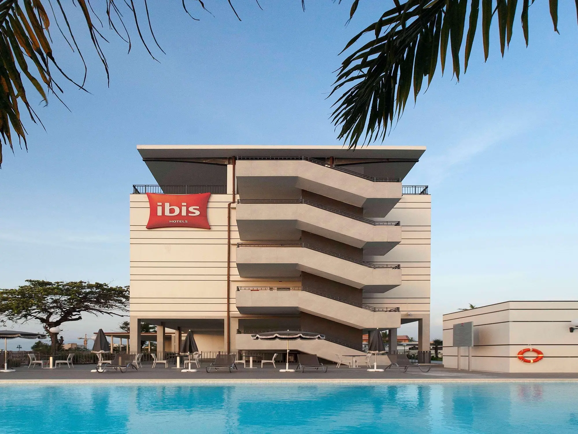 Ibis Bata, General view