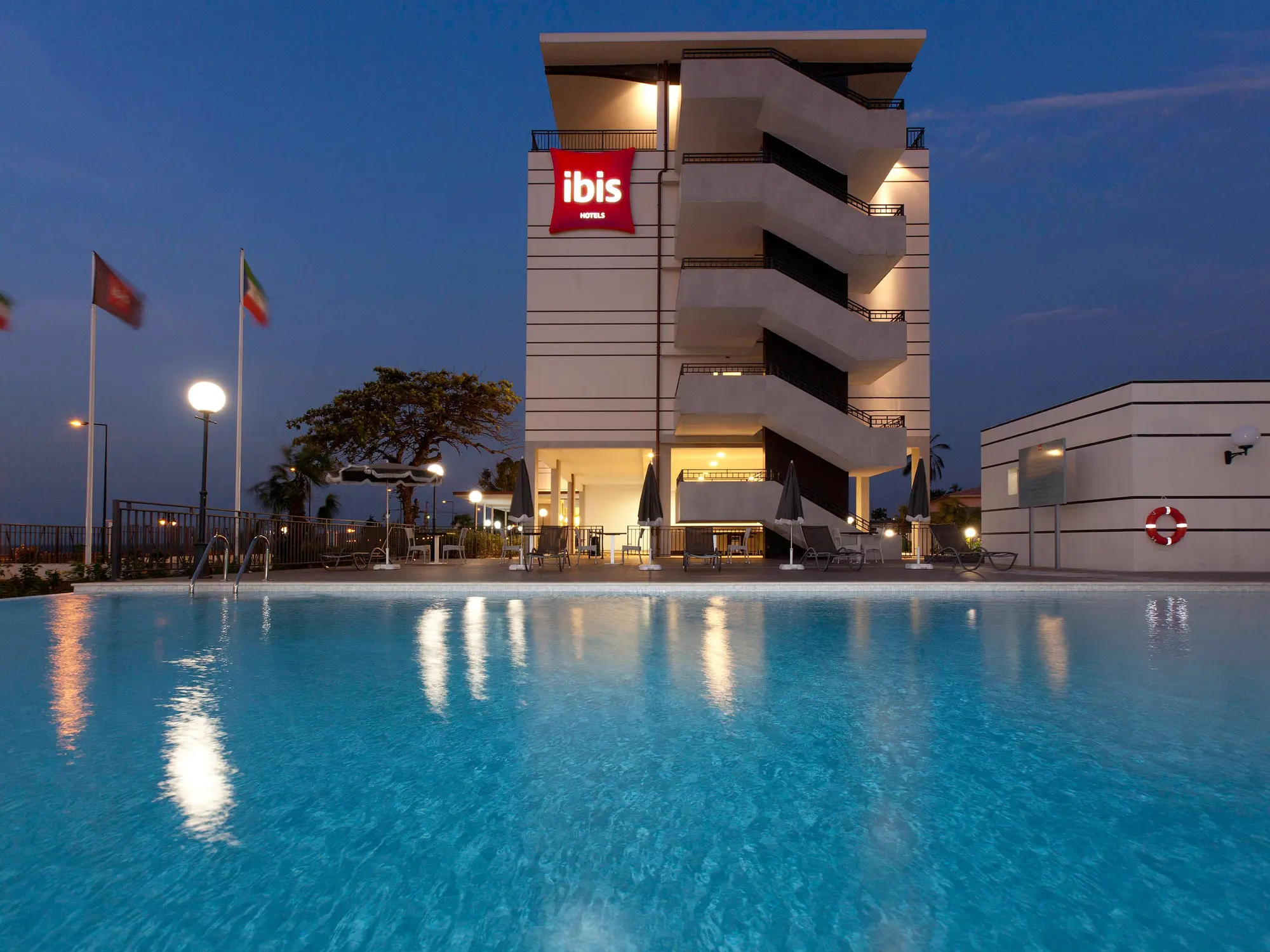 Ibis Bata, General view