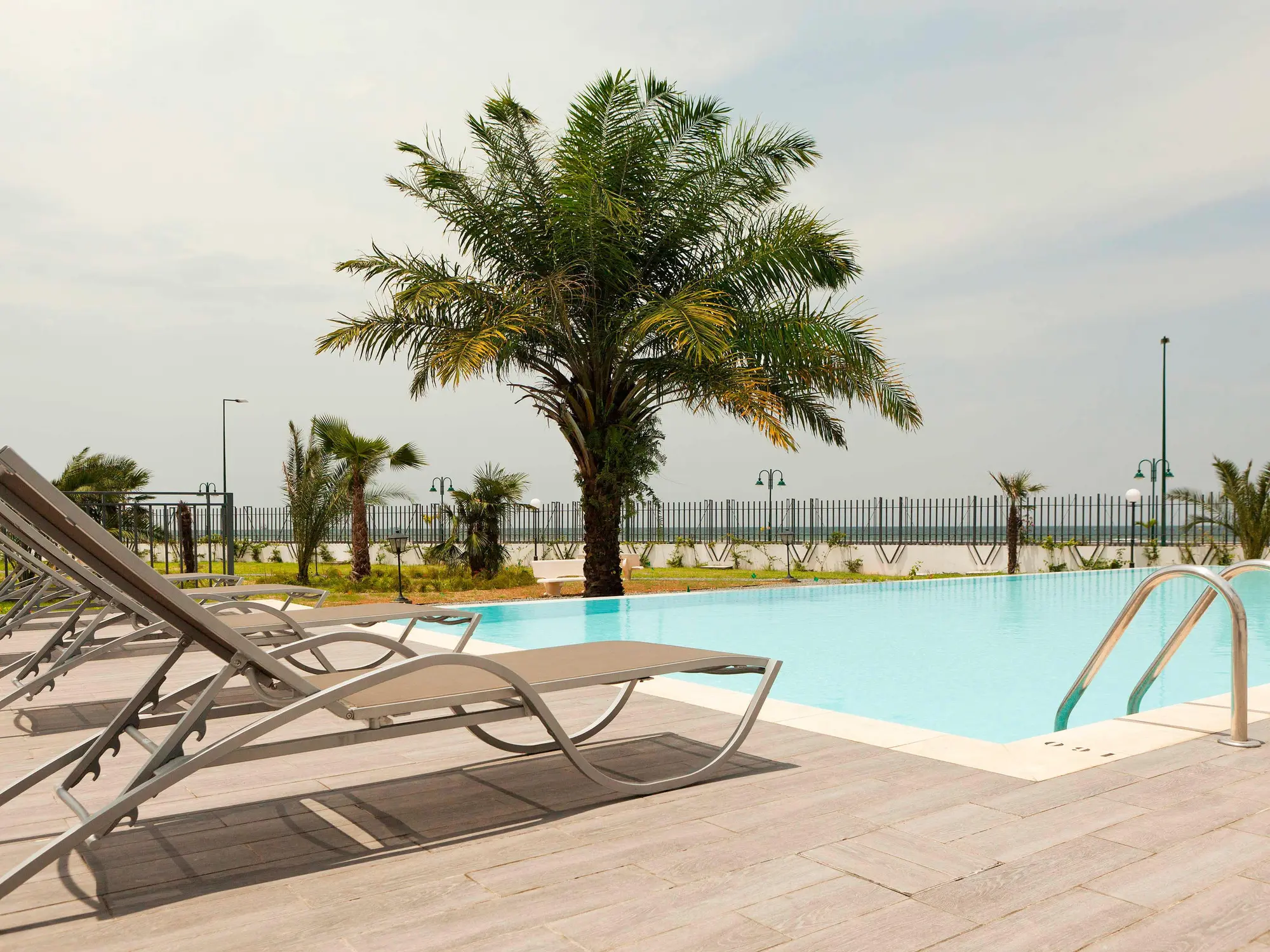 Ibis Bata, Pool