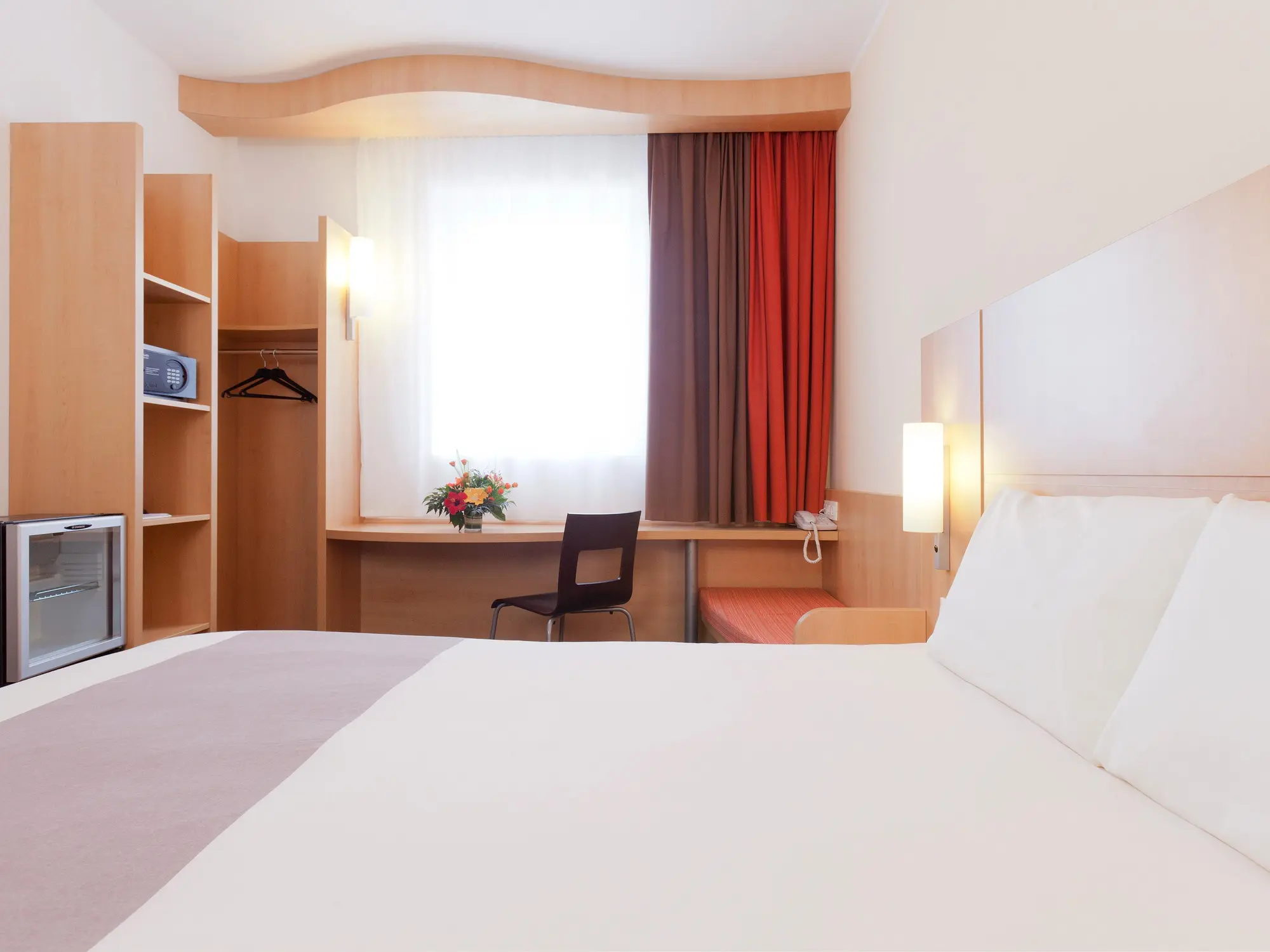 Ibis Bata, Room