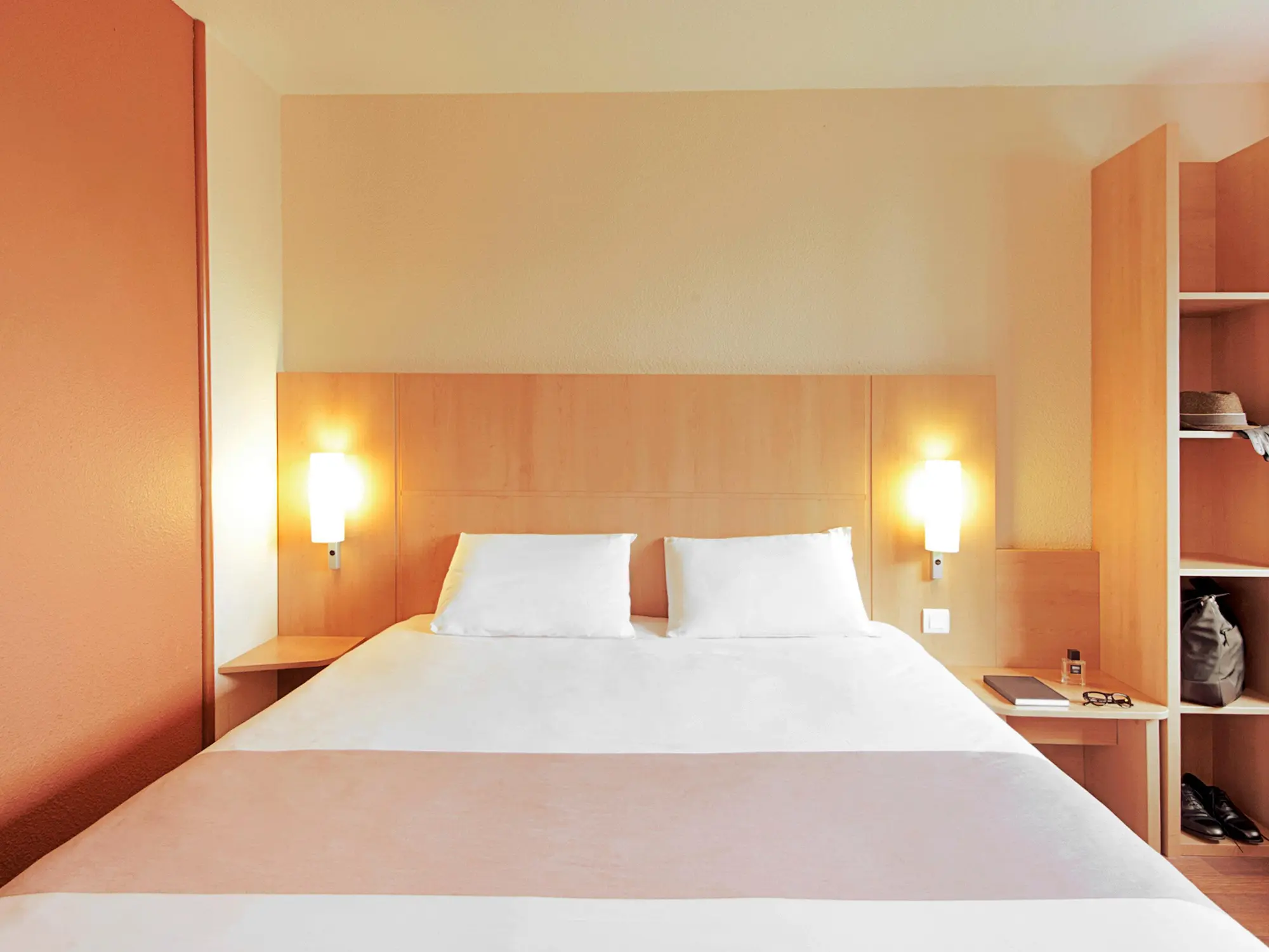Ibis Bata, Room