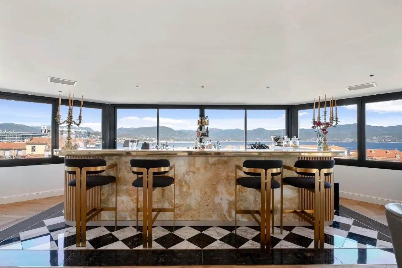 San Carlu Citadelle, Bar