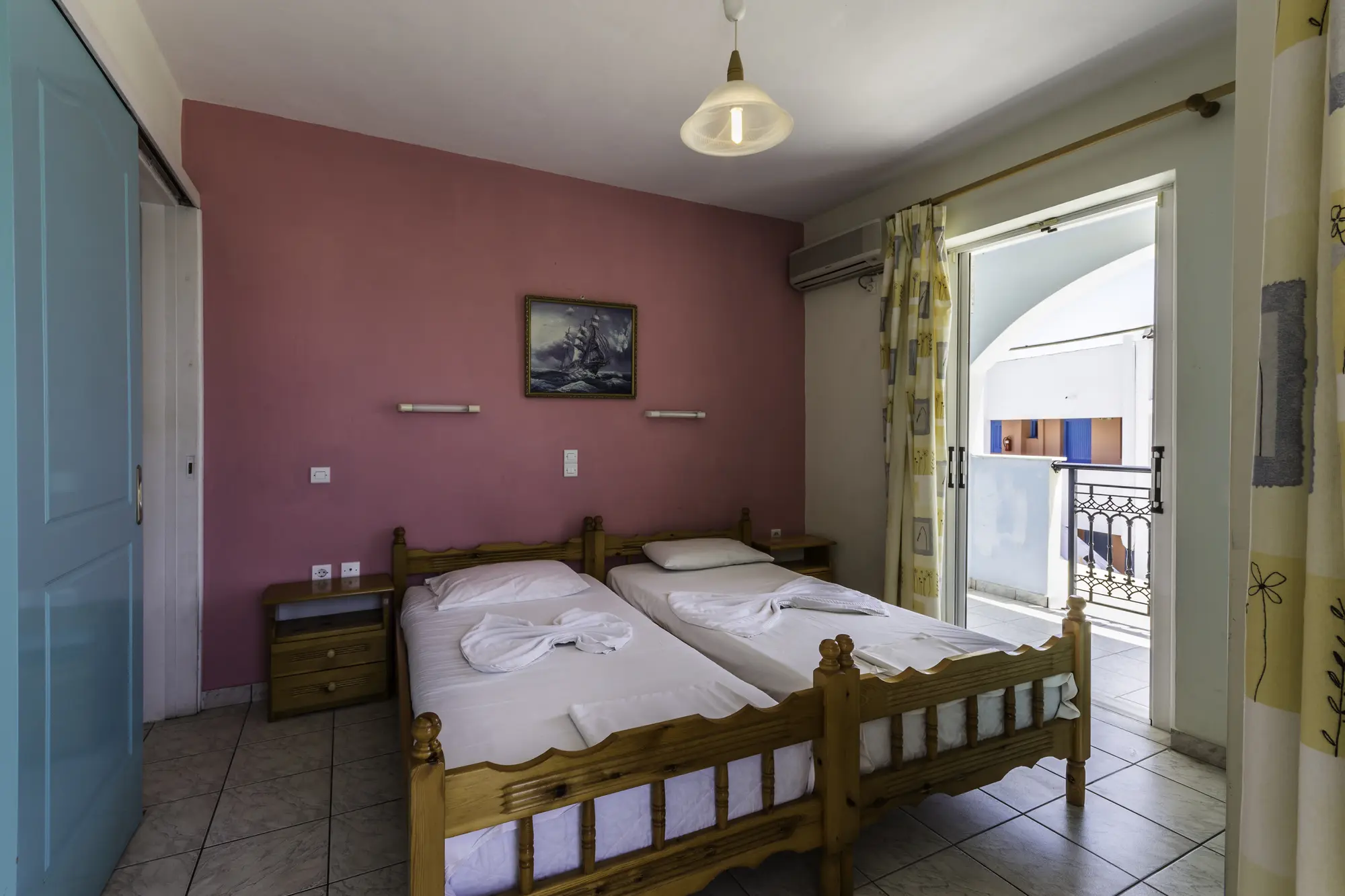 Vossos, Room