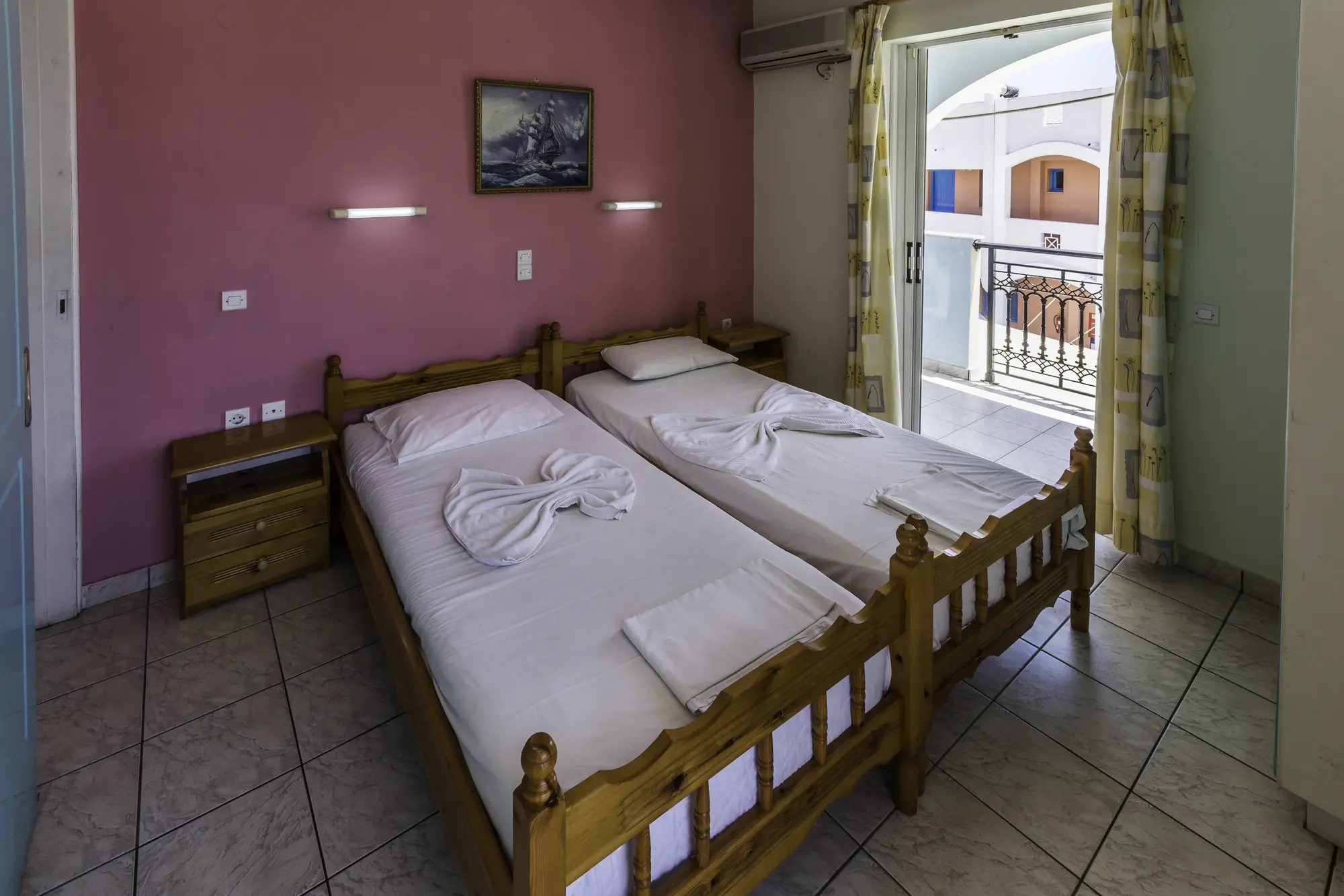Vossos, Room