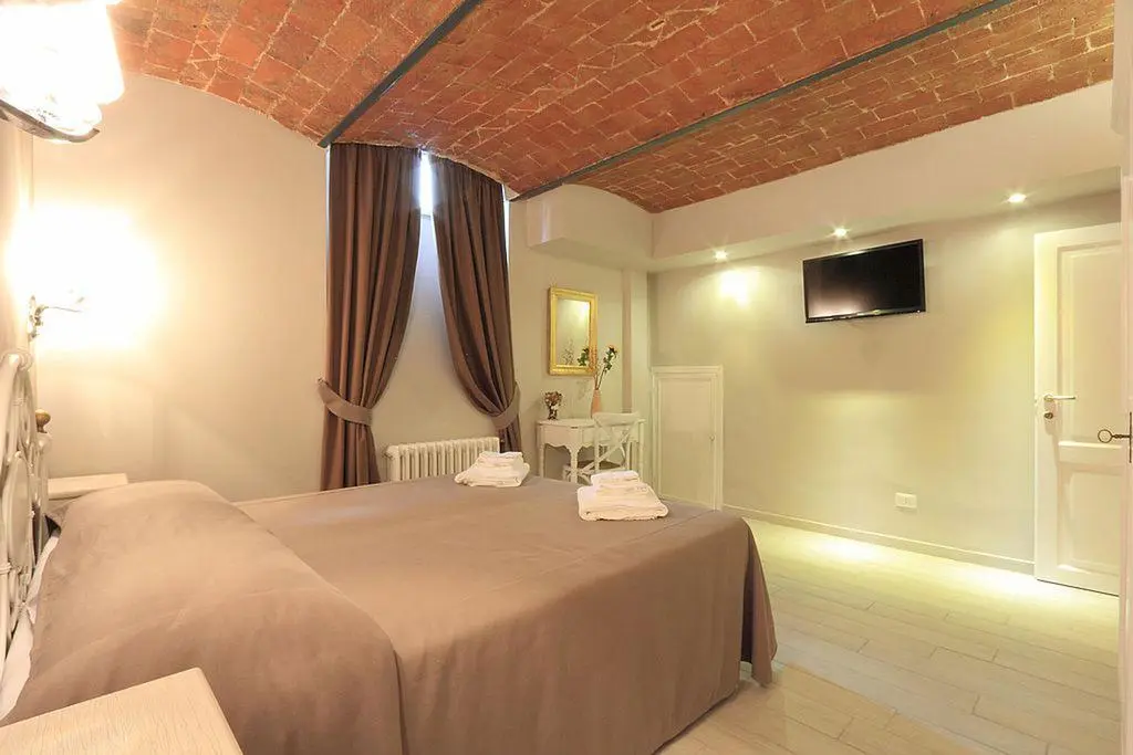 Ferrucci, Room