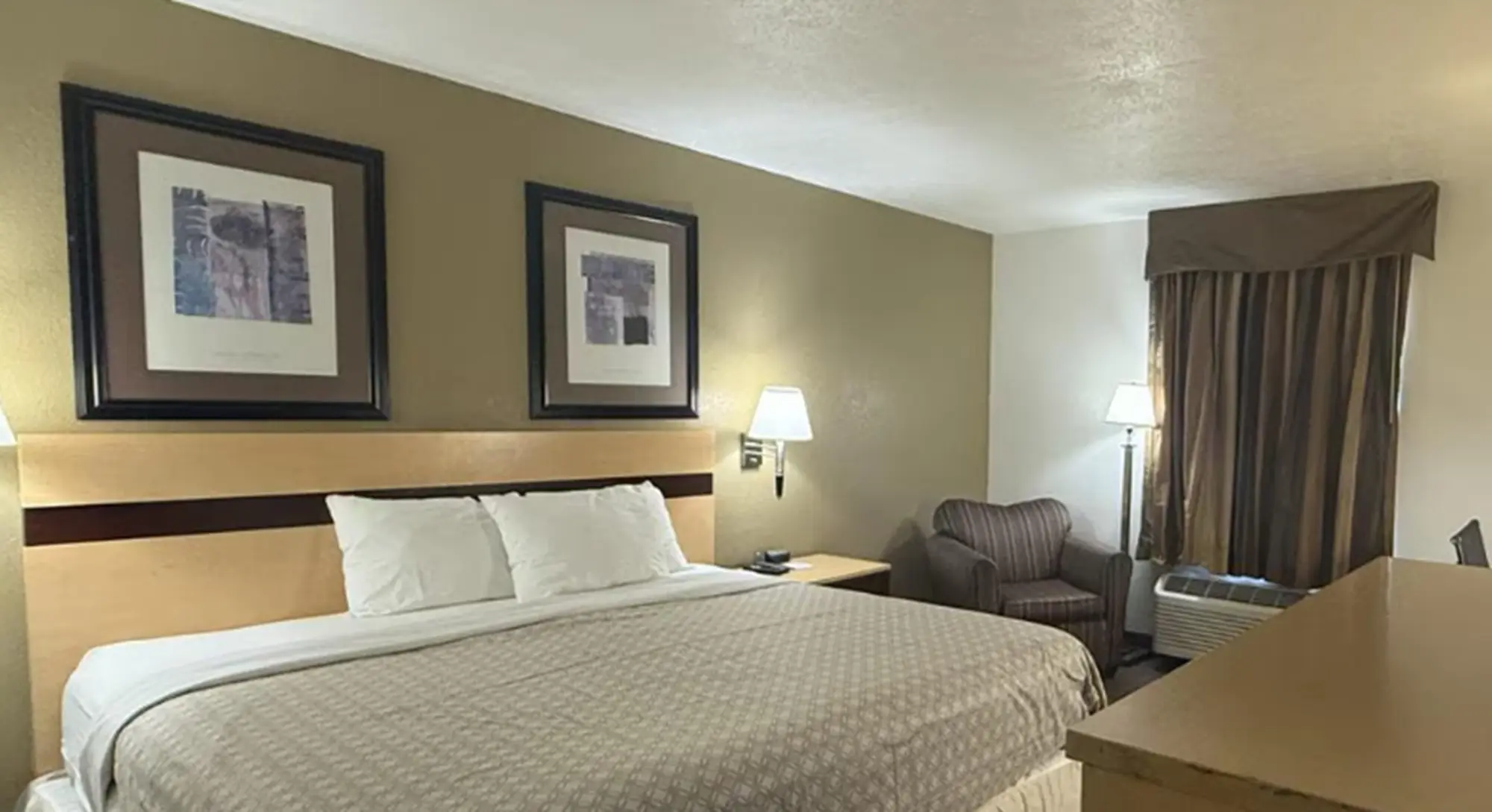 Quality Inn & Suites South/Obetz, Room