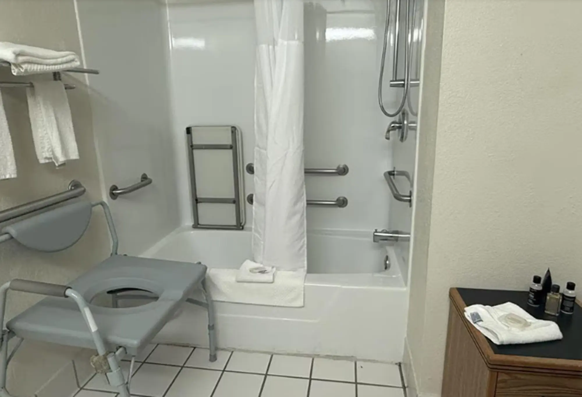 Quality Inn & Suites South/Obetz, Room