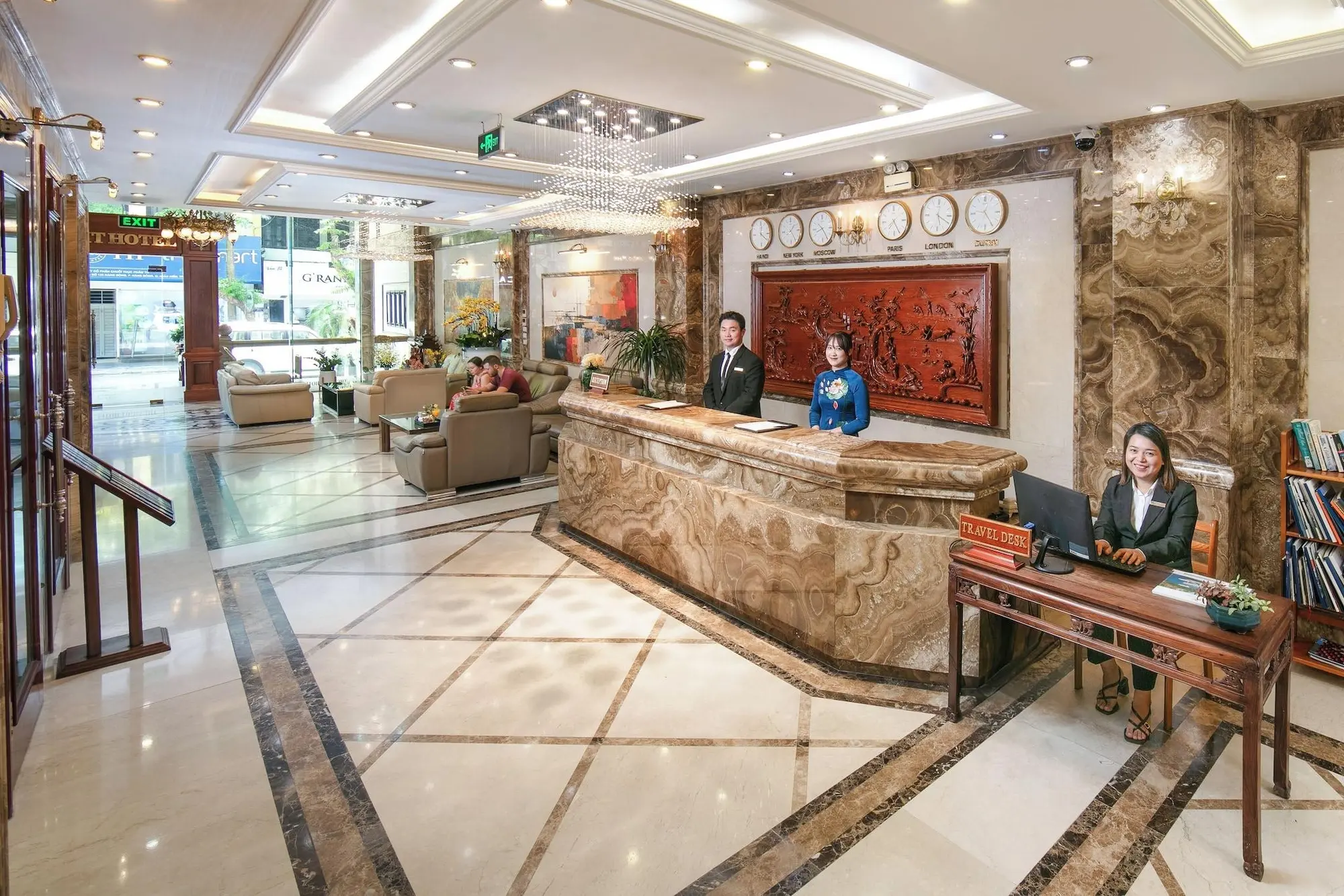 The Light Hotel, Lobby