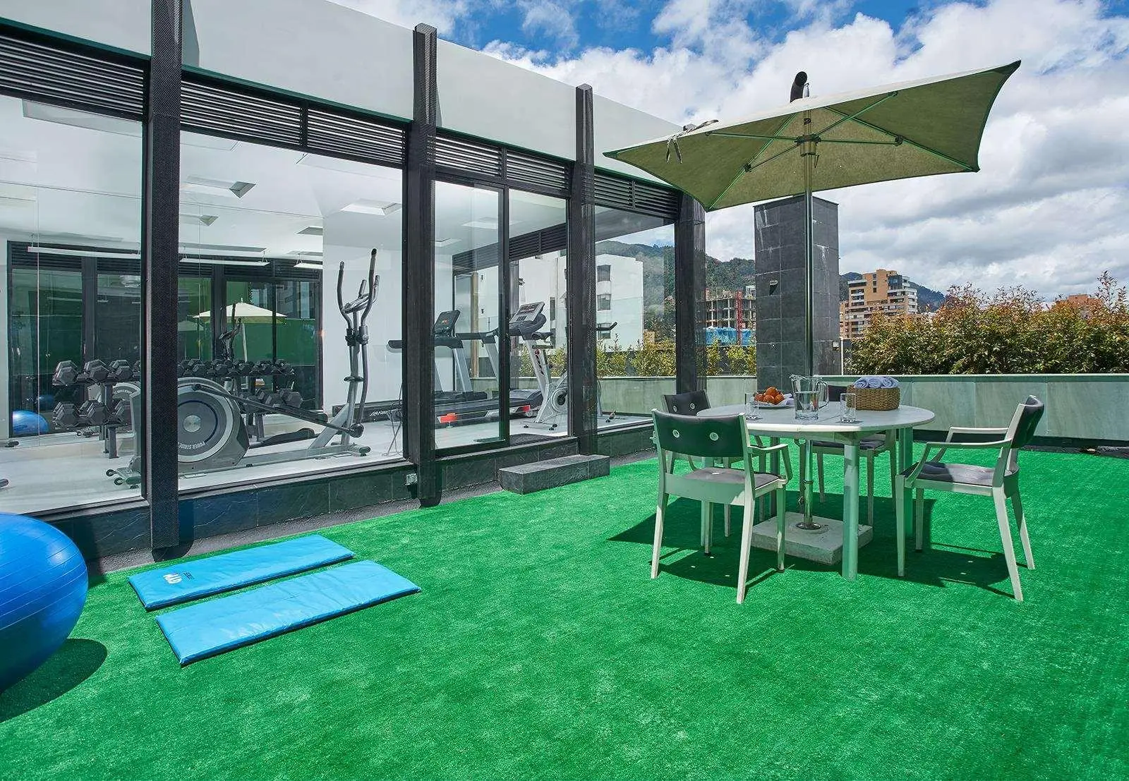Hotel 100 Luxury Suites, Sports and Entertainment