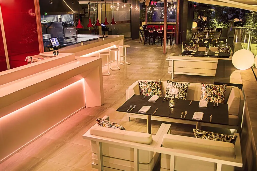 Hotel 100 Luxury Suites, Lobby
