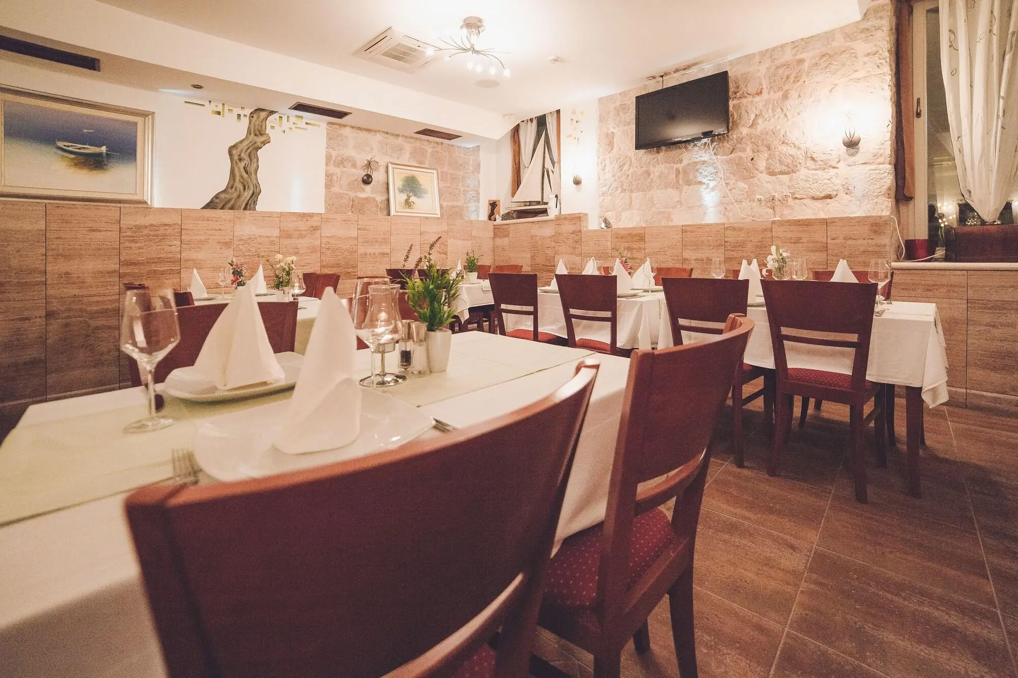 Park Hvar, Restaurant