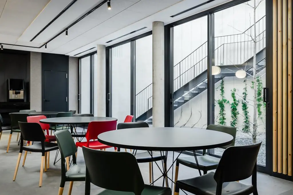 Raval House, Bar