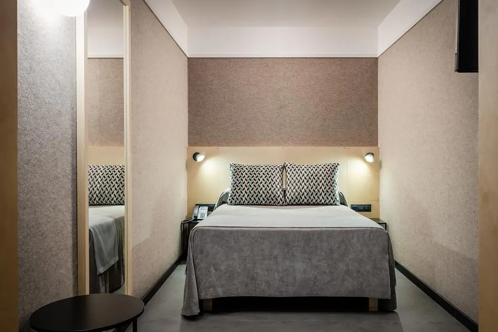Raval House, Room