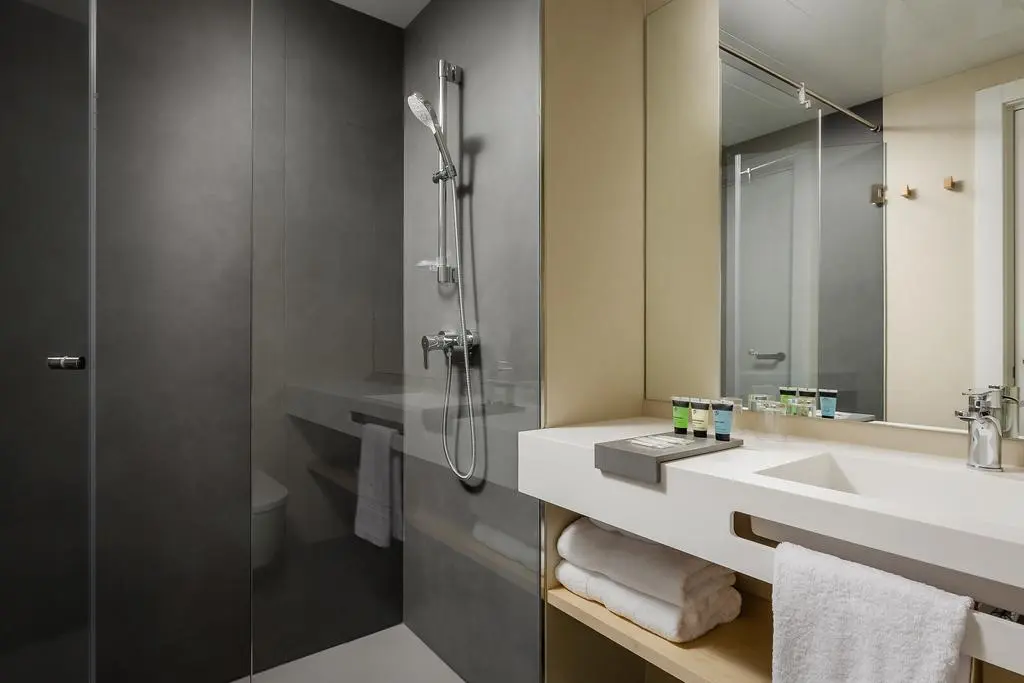 Raval House, Room