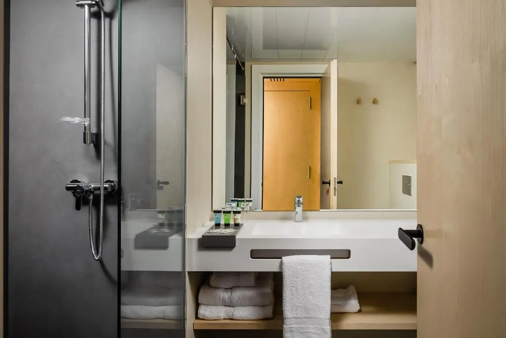 Raval House, Room
