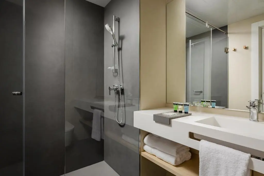 Raval House, Room