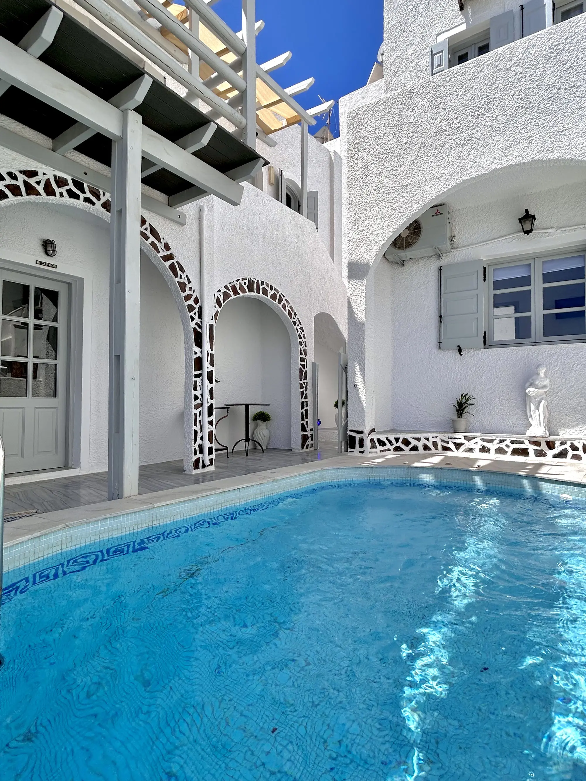Maralex, Pool