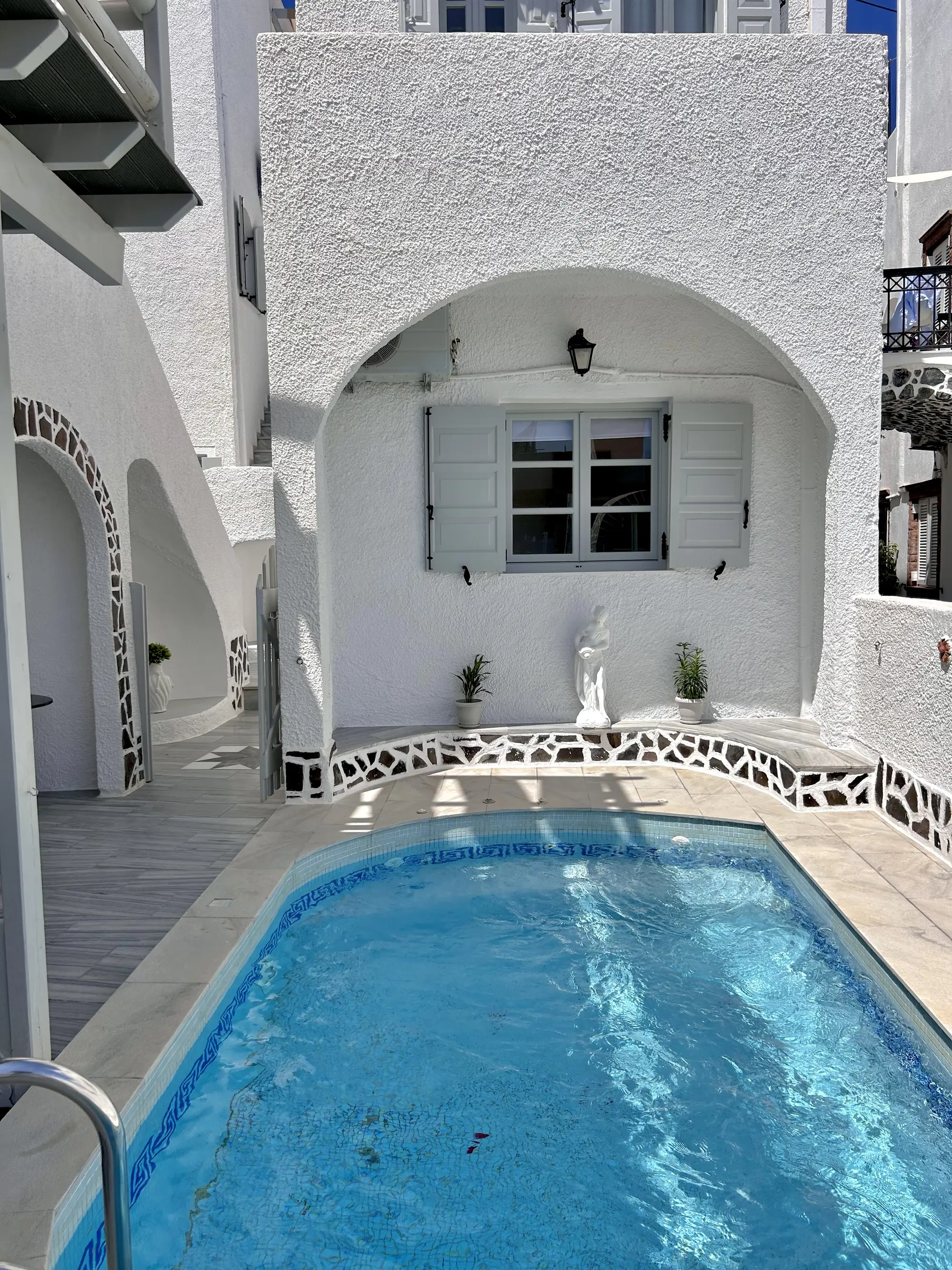 Maralex, Pool