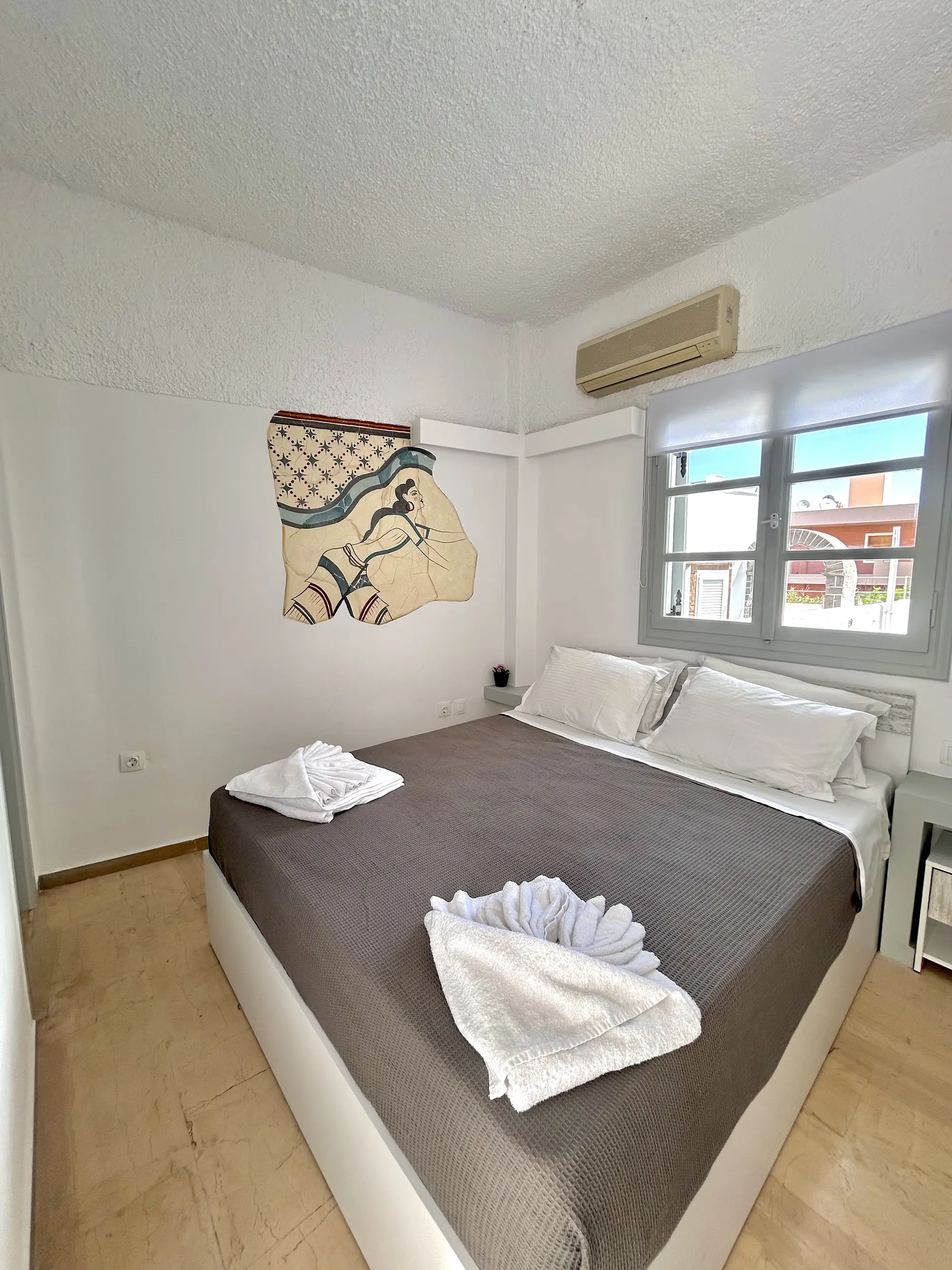 Maralex, Room