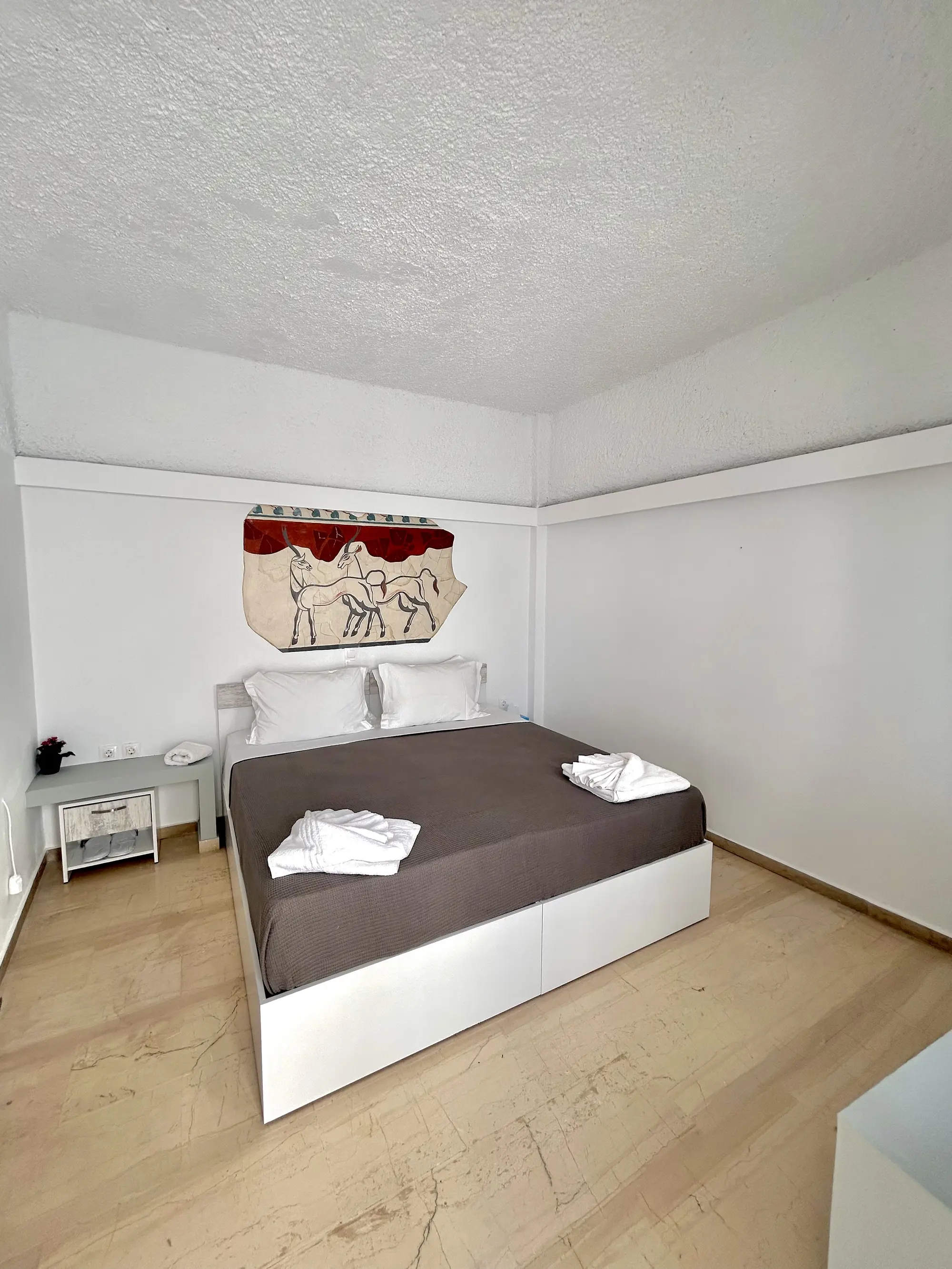 Maralex, Room