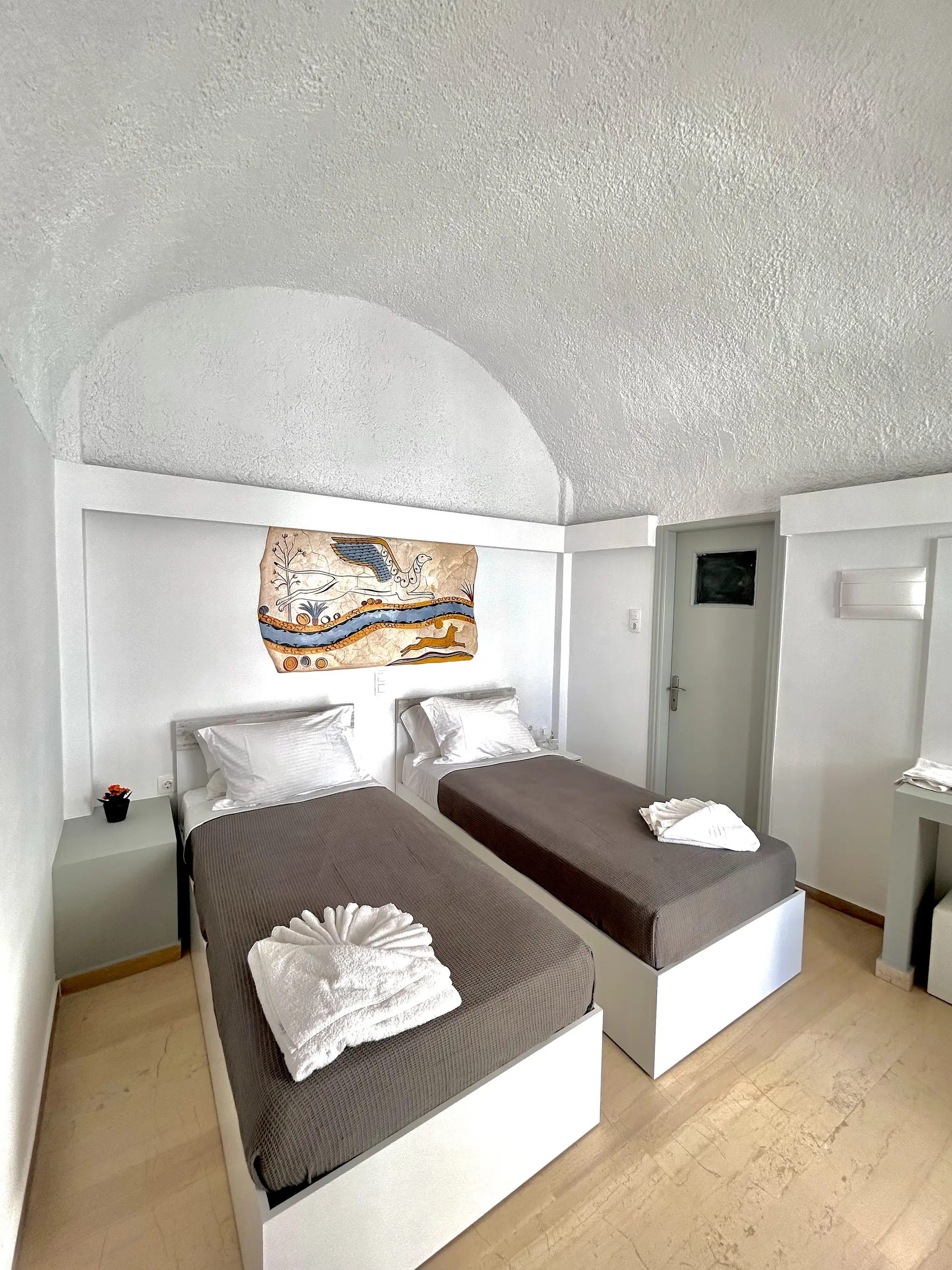 Maralex, Room
