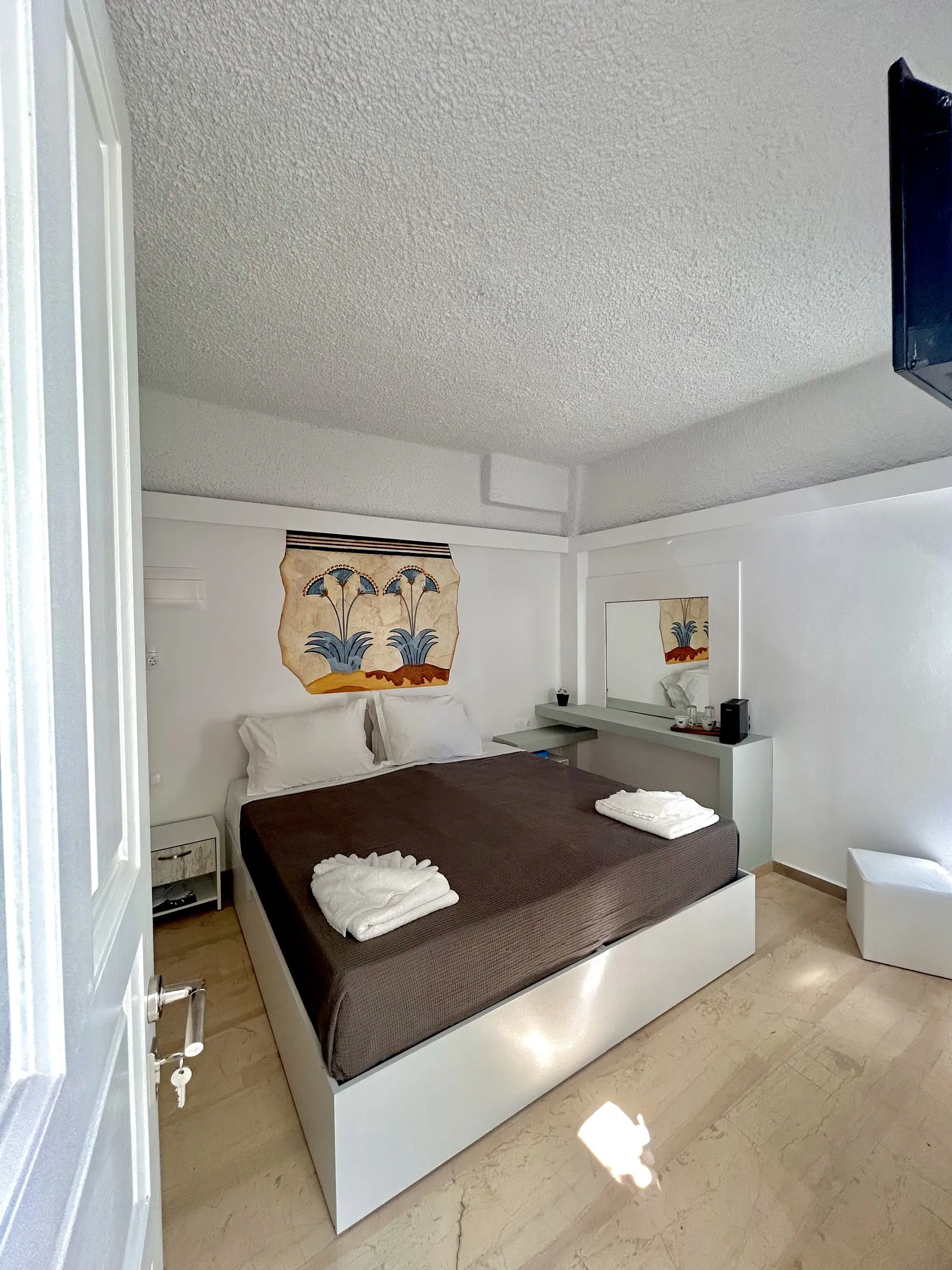 Maralex, Room