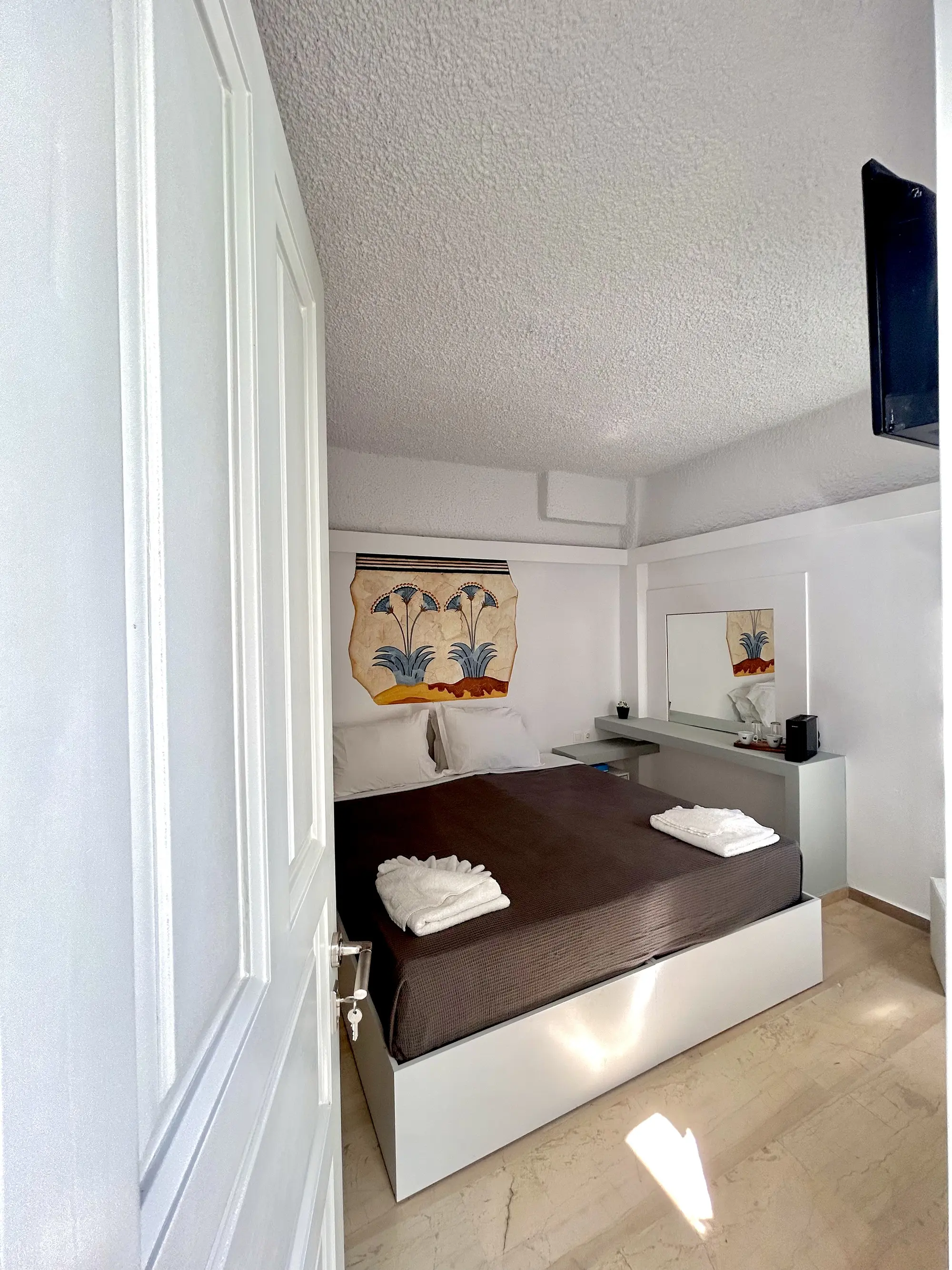 Maralex, Room