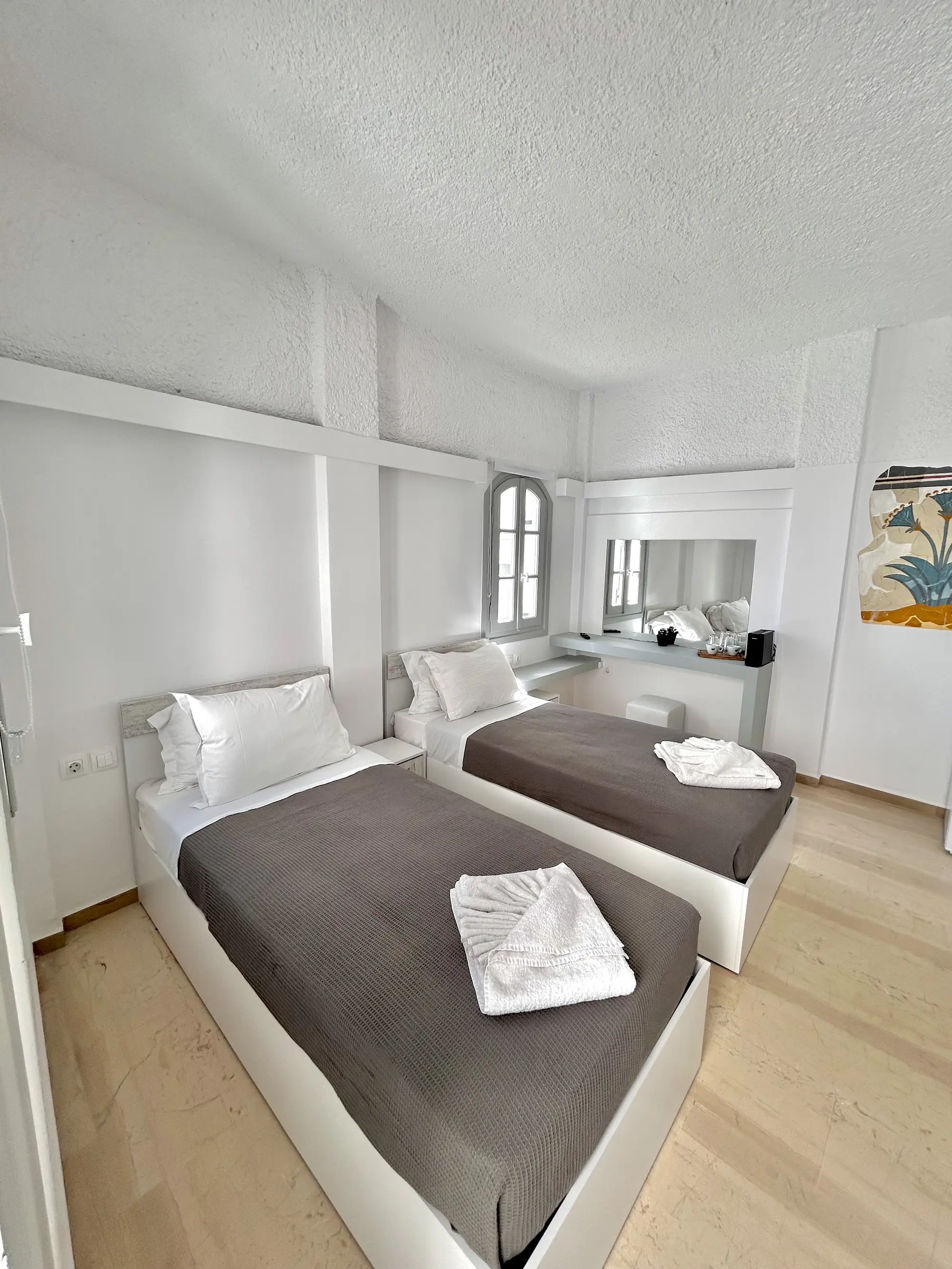 Maralex, Room