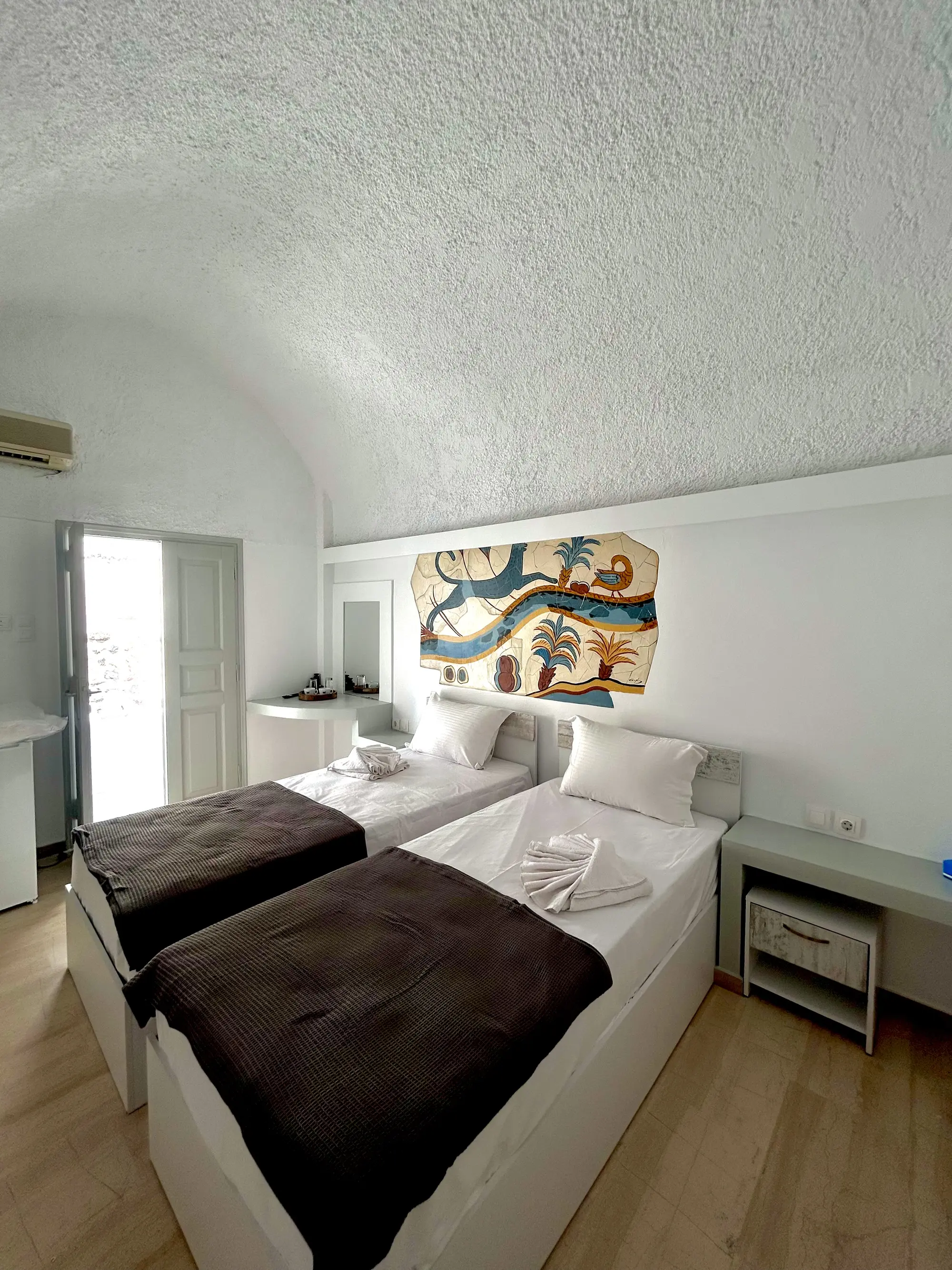 Maralex, Room