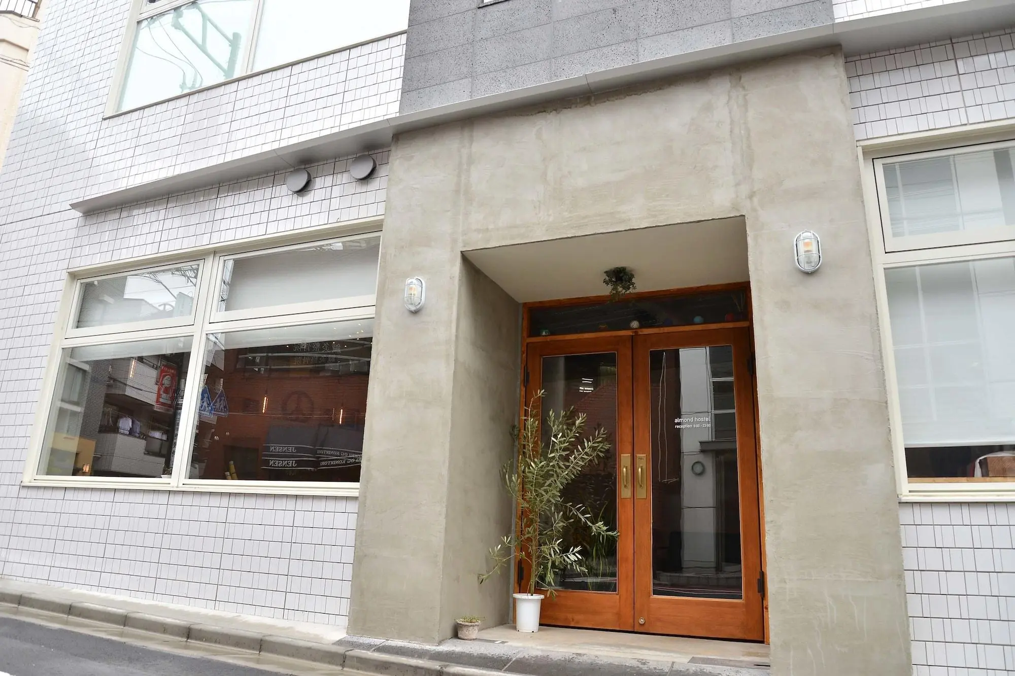 almond hostel and cafe, General view