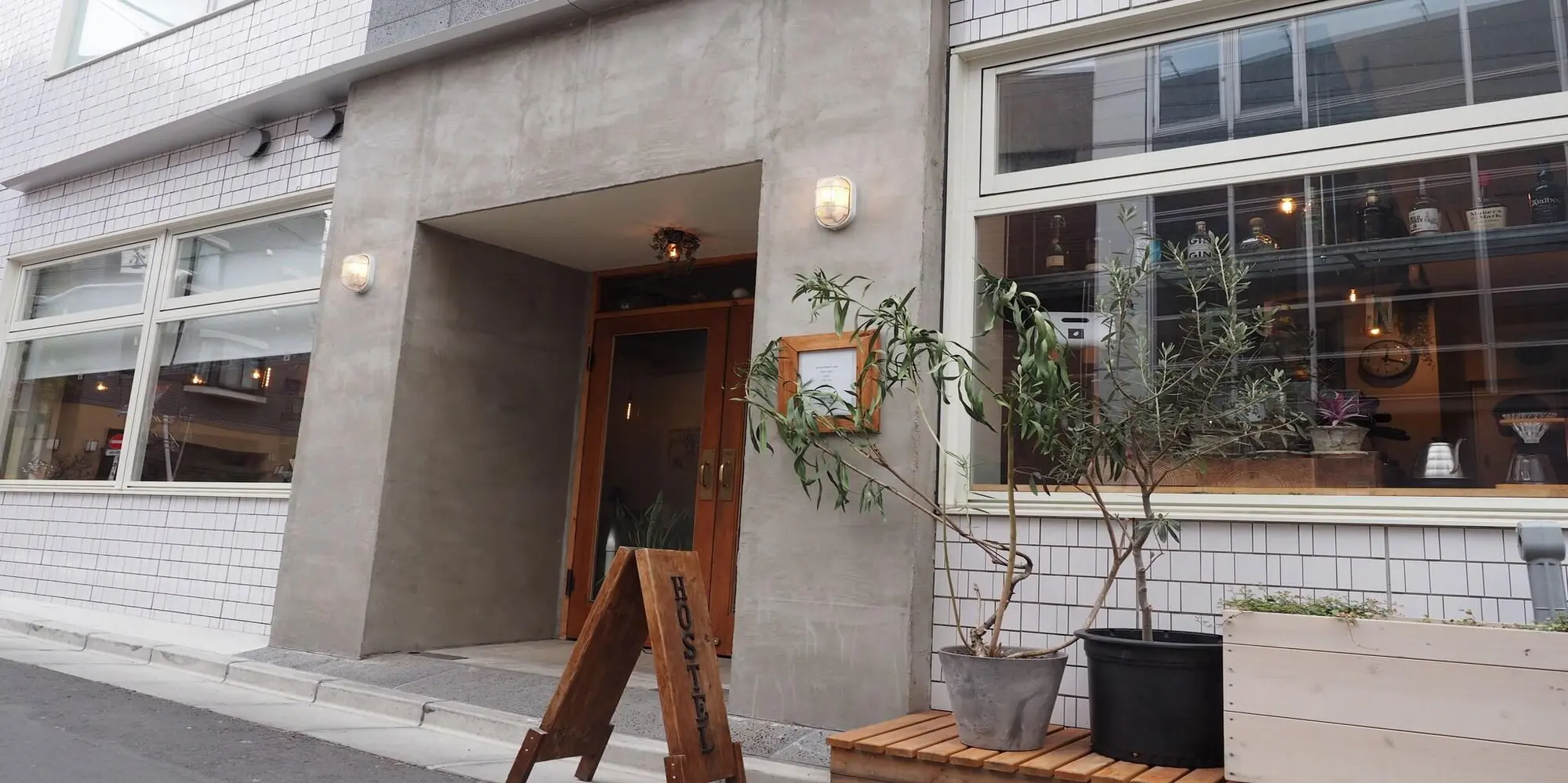 almond hostel and cafe, General view