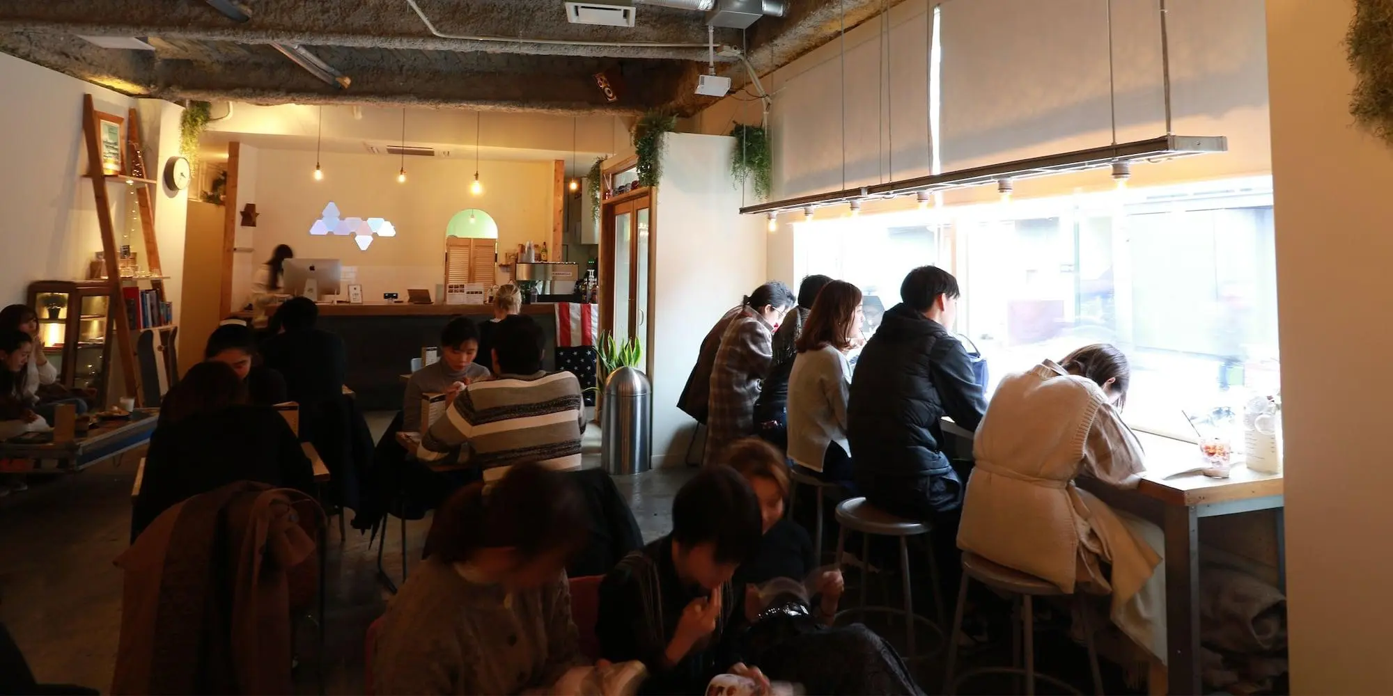 almond hostel and cafe, Bar