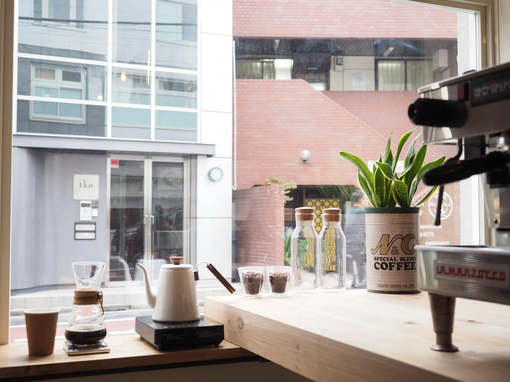almond hostel and cafe, Bar