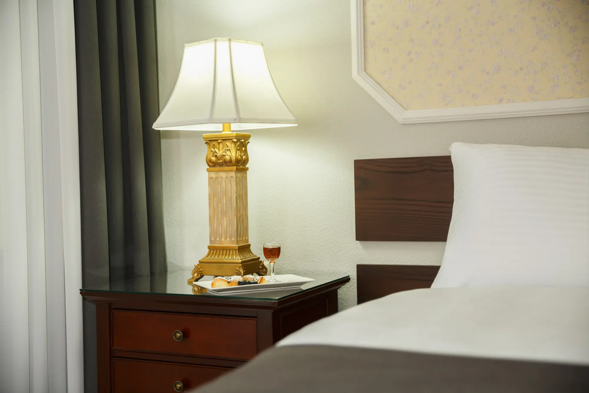 Tea for Two, General view