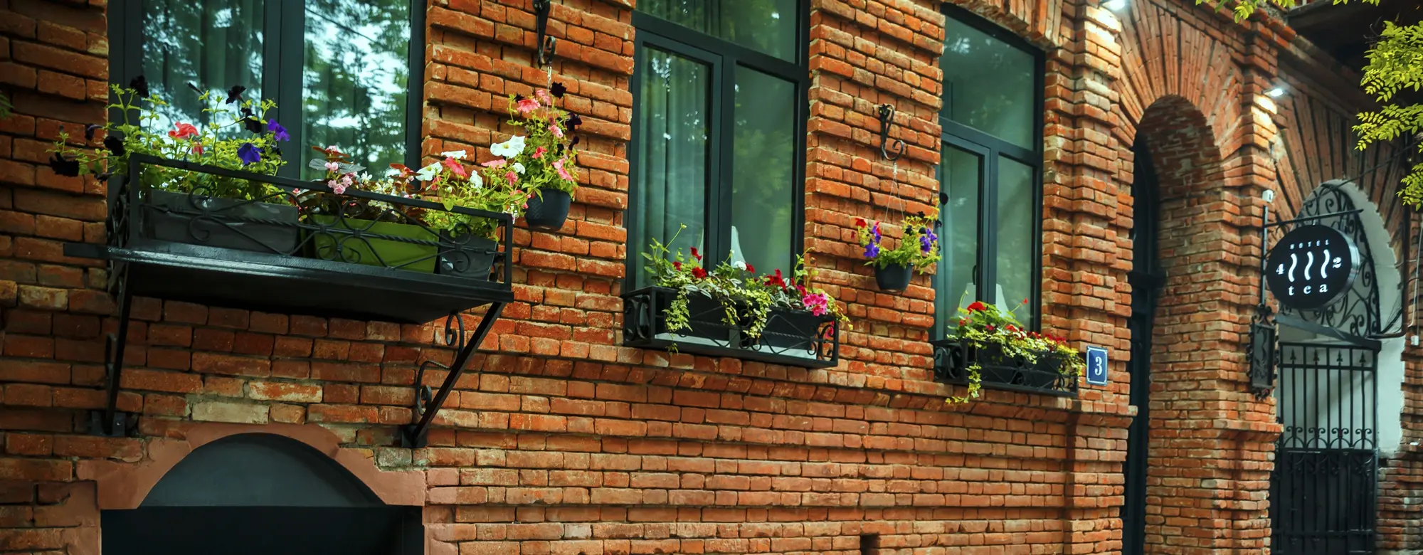 Tea for Two, General view