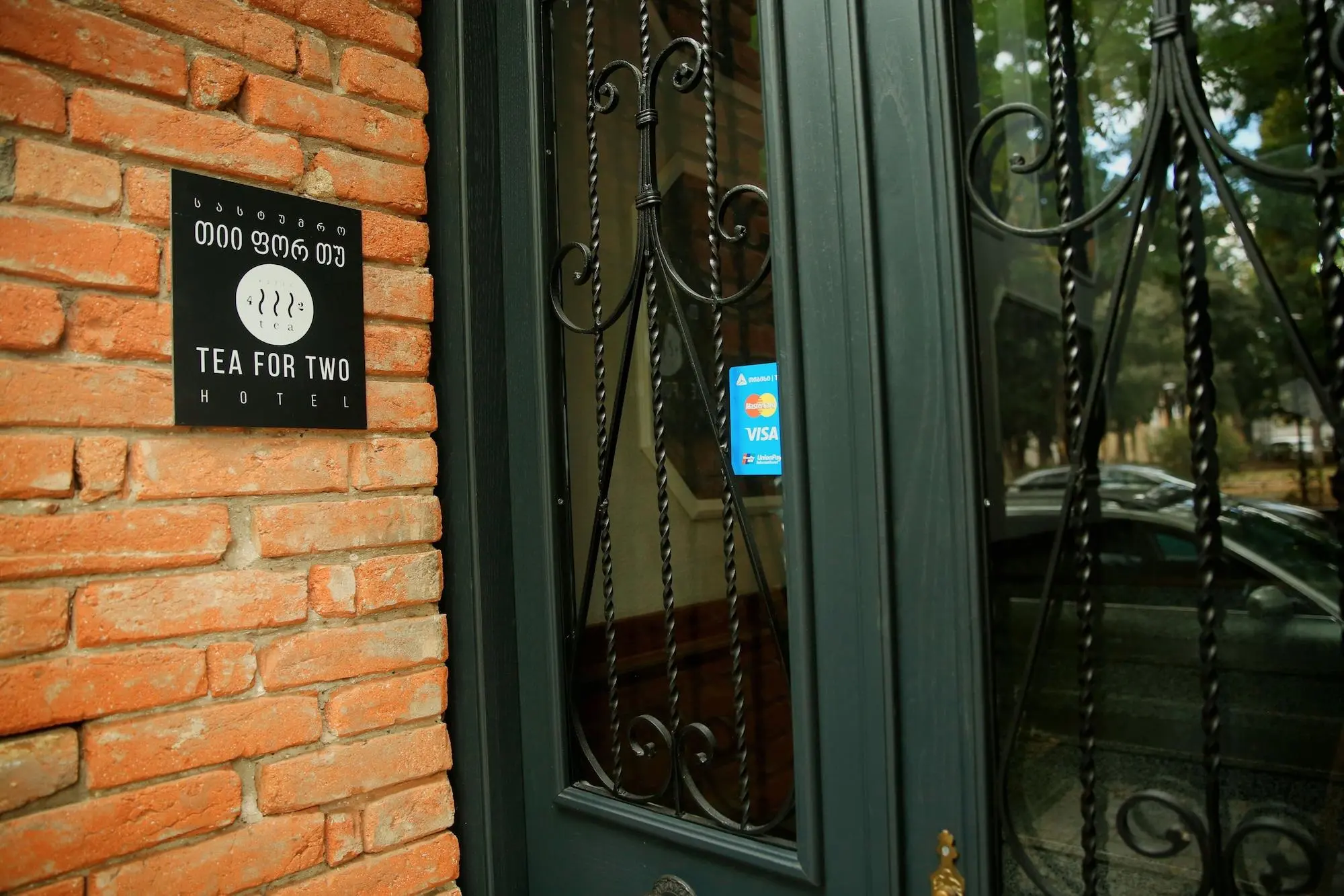 Tea for Two, General view