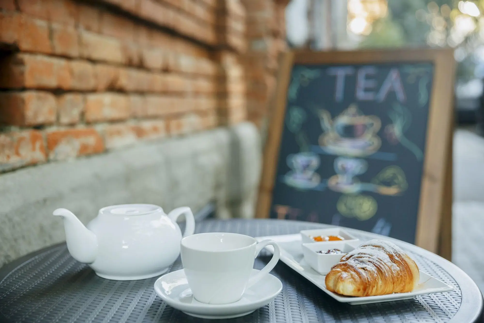 Tea for Two, Restaurant