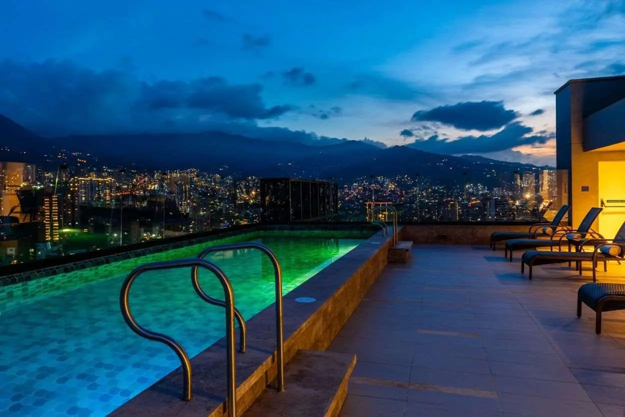 York Luxury Suites, Pool