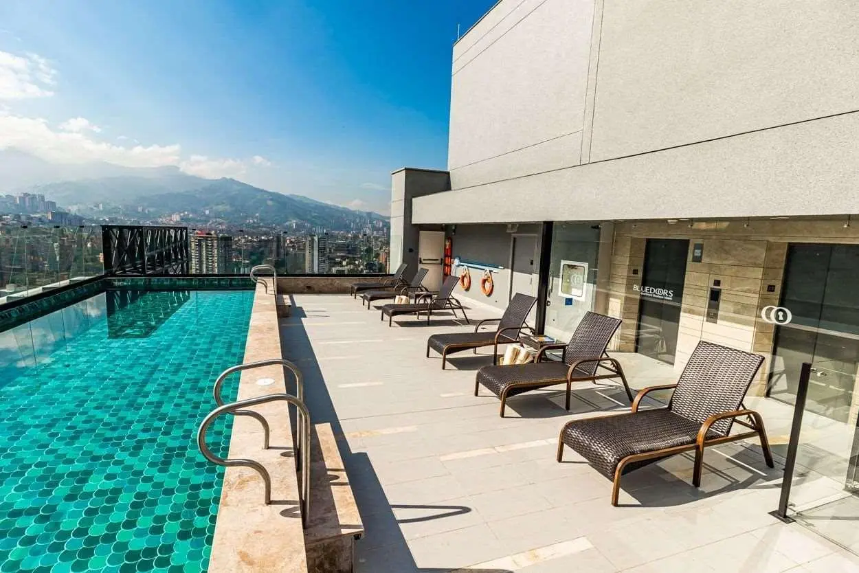 York Luxury Suites, Pool