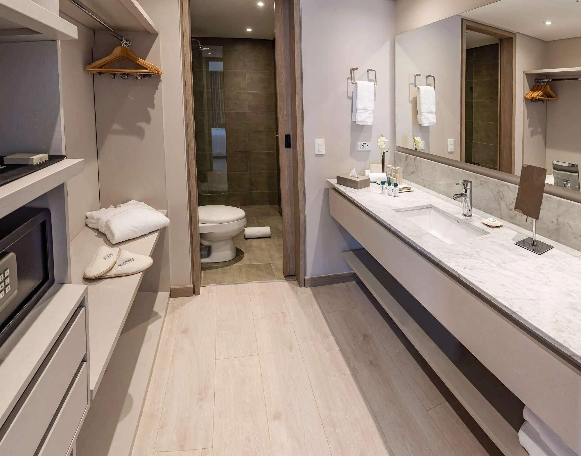 York Luxury Suites, Room