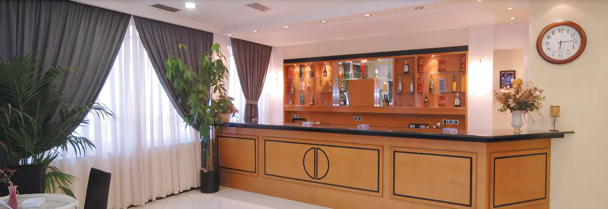 Hotel Platon, Bar