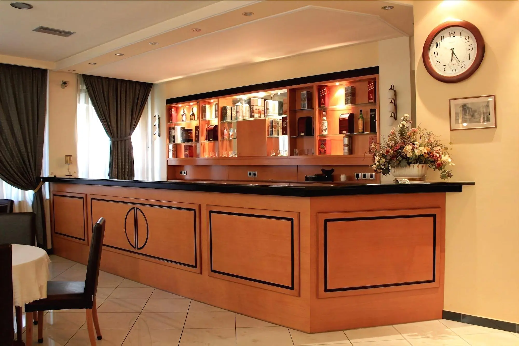 Hotel Platon, Bar