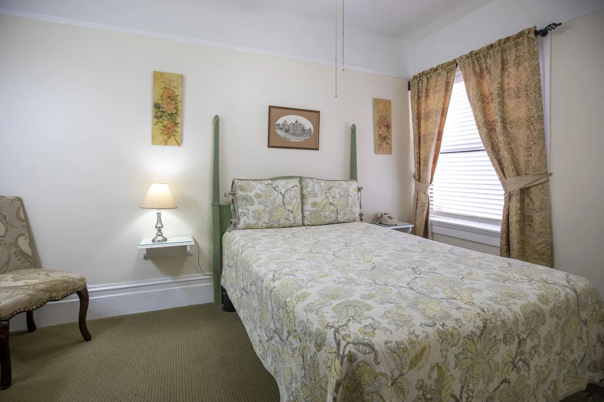 Hayes Valley Inn, Room