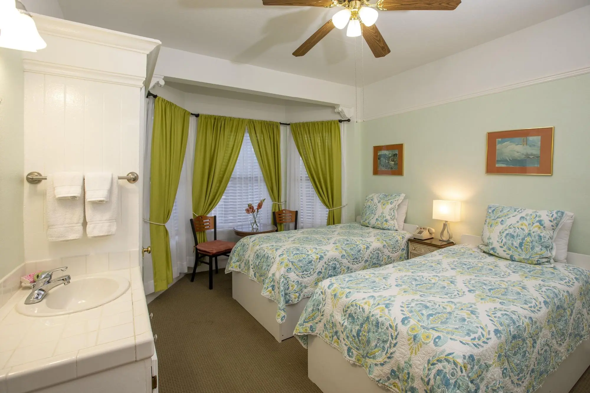 Hayes Valley Inn, Room