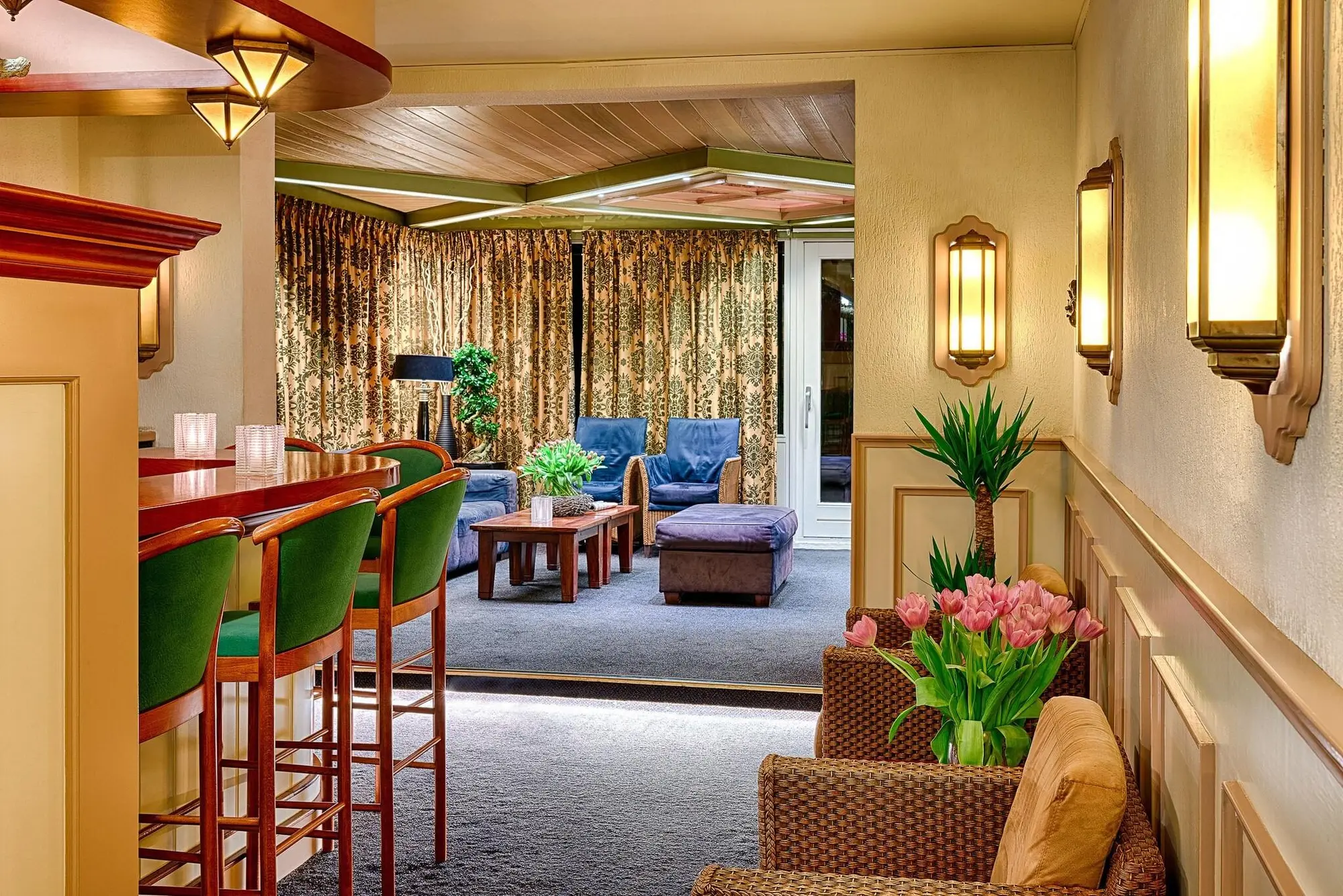 Owl Hotel, Bar