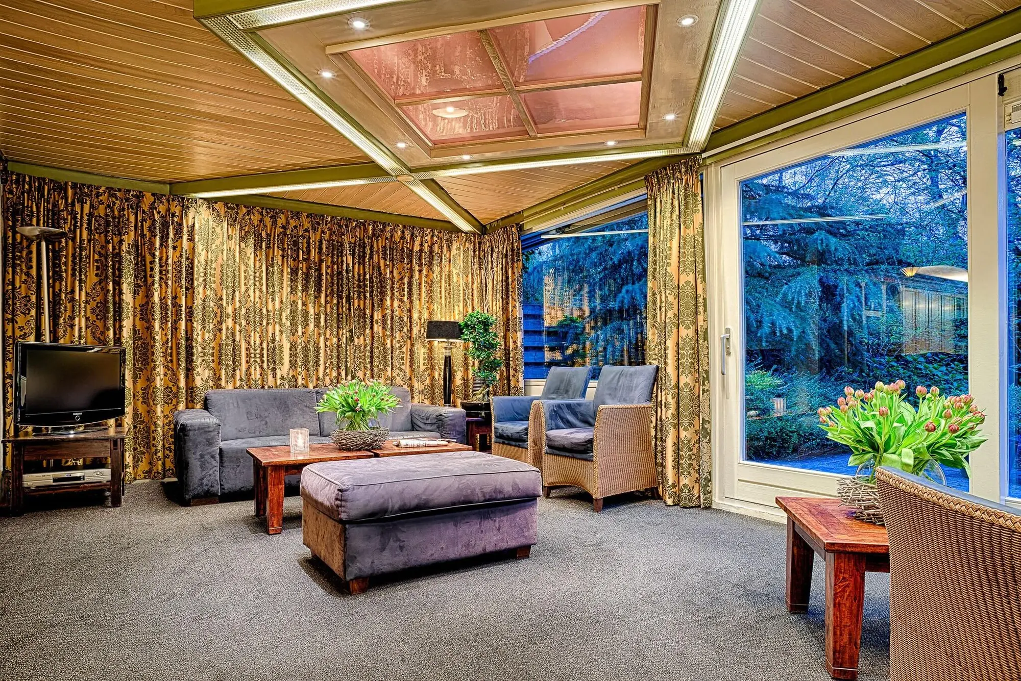 Owl Hotel, Lobby